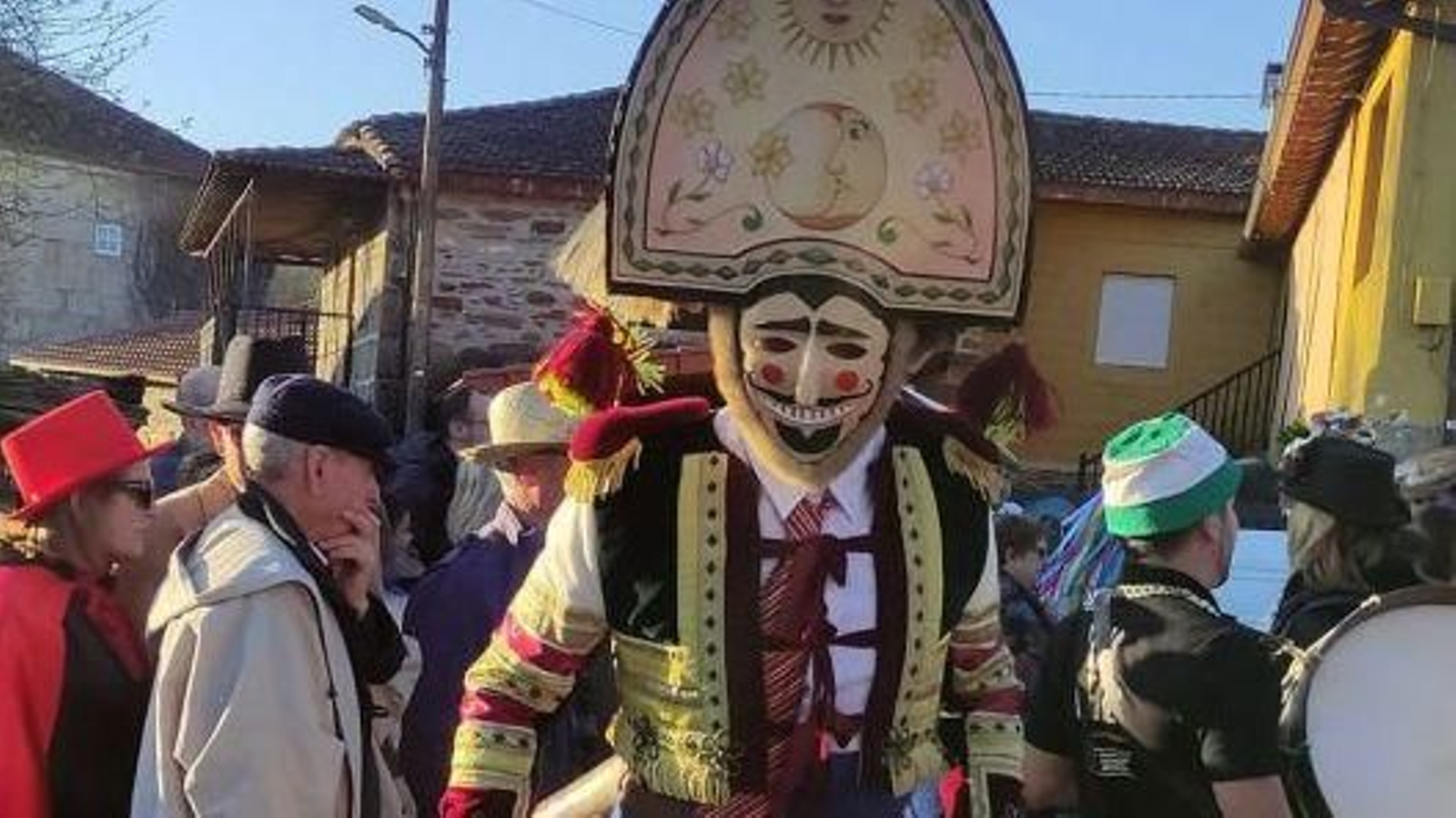 Un maragato, a figura típica do Entroido de Castrelo do Val, en acción.
