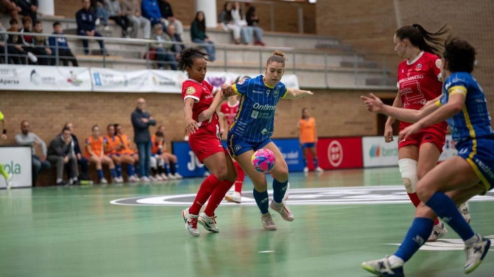 Riscos, pívot del Ourense Ontime, gana la posición en el partido de Cea ante el Futsi Navalcarnero.