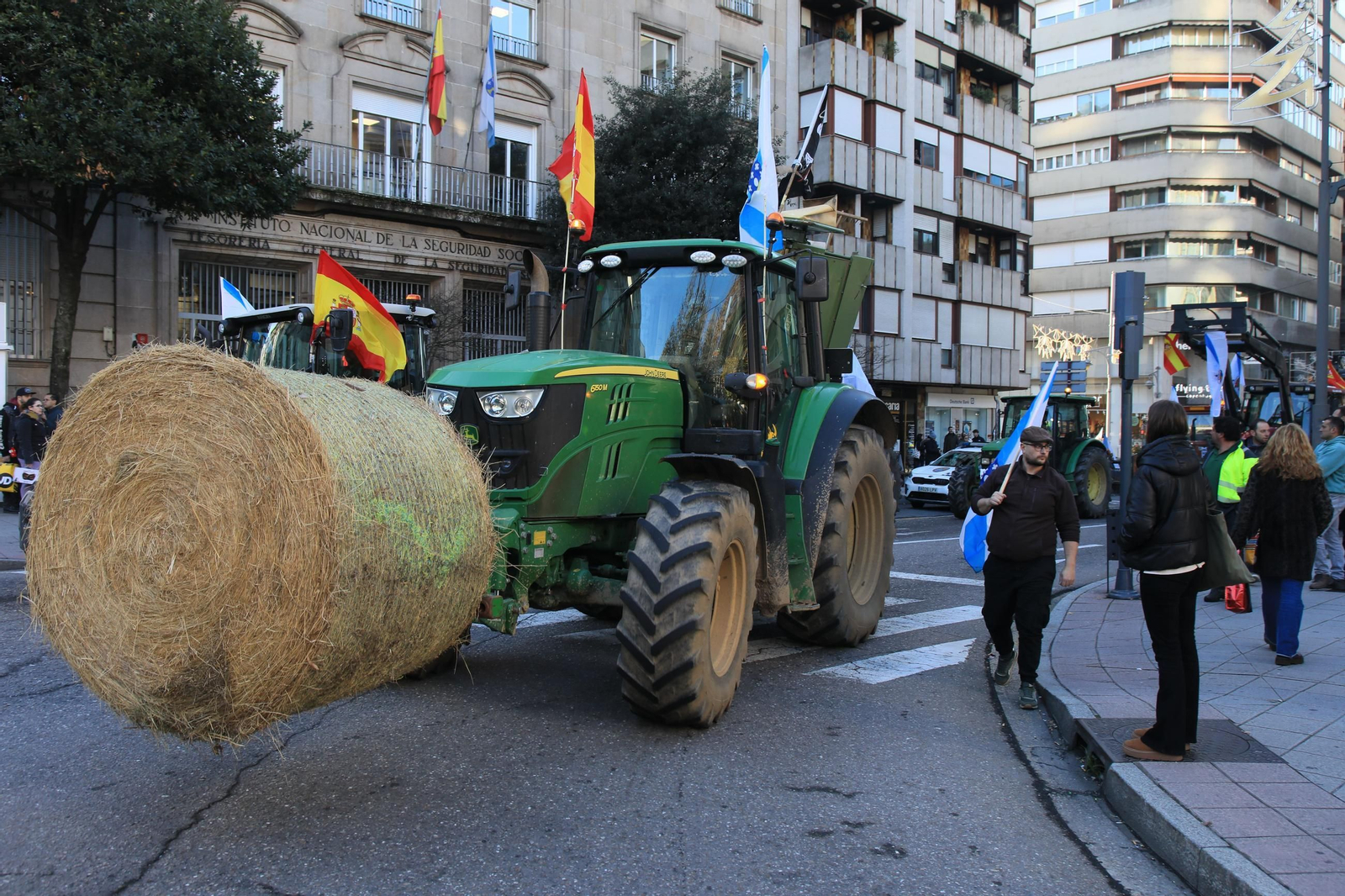 Galería | Los tractores toman Ourense y San Cibrao: "Se non estamos nós, vanse queimar ata as persianas dos edificios"