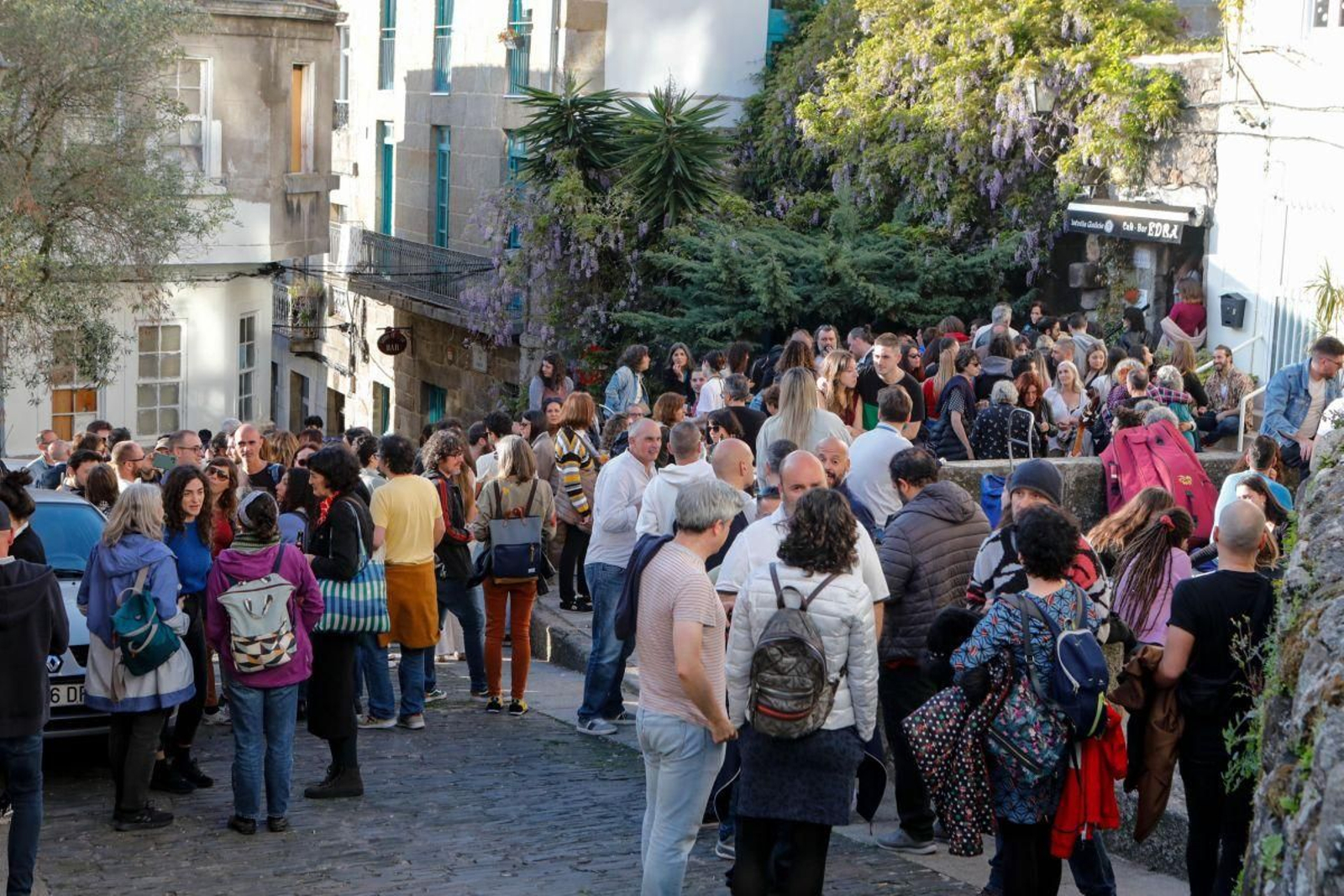 Clientes habituales y esporádicos se reunieron para dar una cálida despedida al bar Edra.