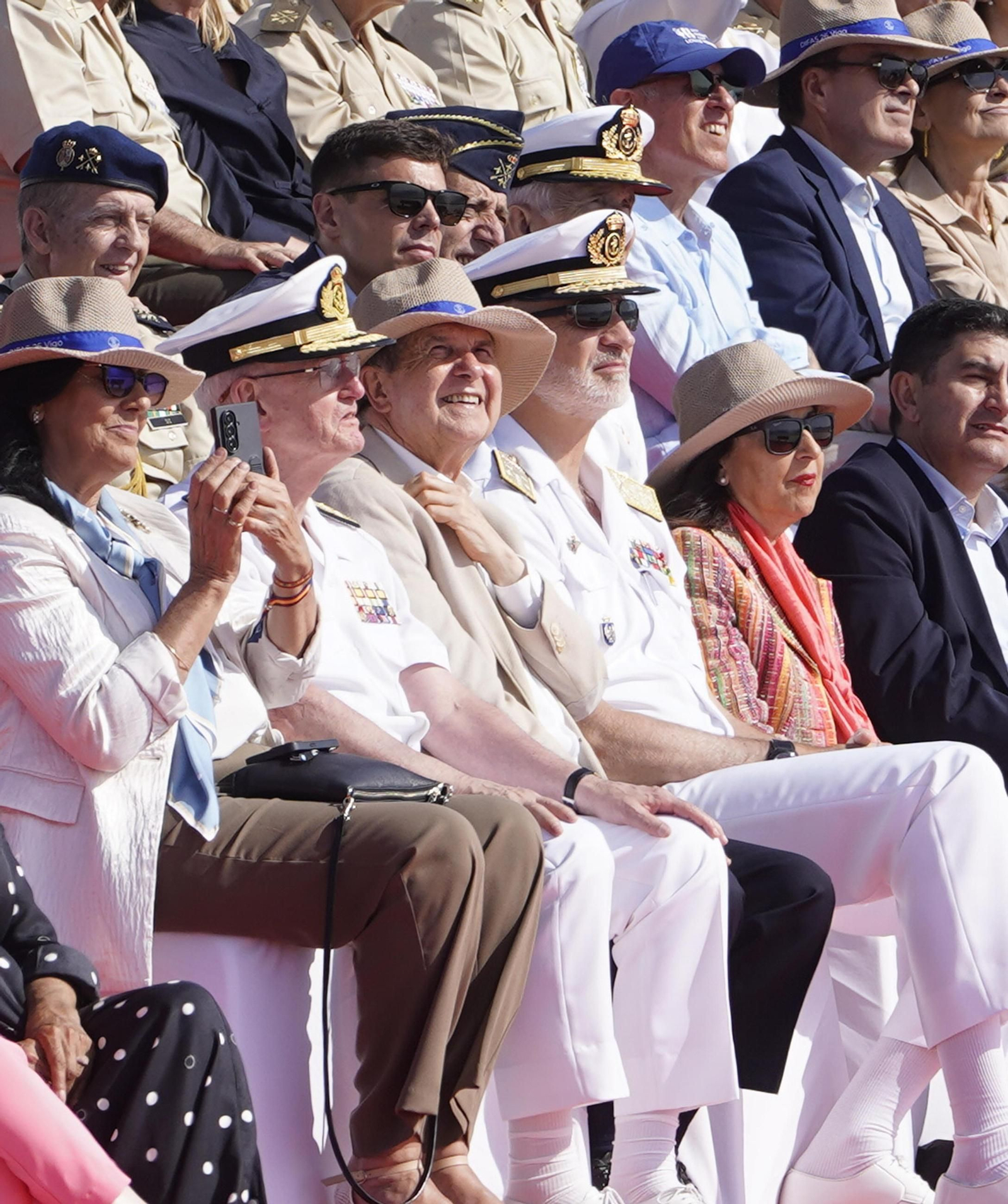 Galería | Felipe VI participa en la revista naval y presencia la exhibición de militares en Samil