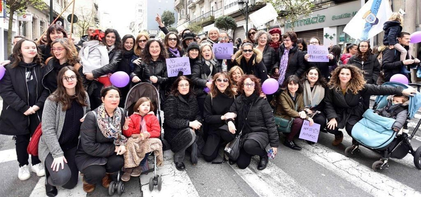 La marcha feminista recorre las calles de Vigo 46