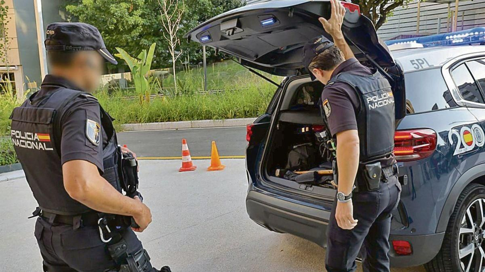 Los dos agentes revisan su vehículo, donde cuentan con material como el IFAK, botíquín de intervención.