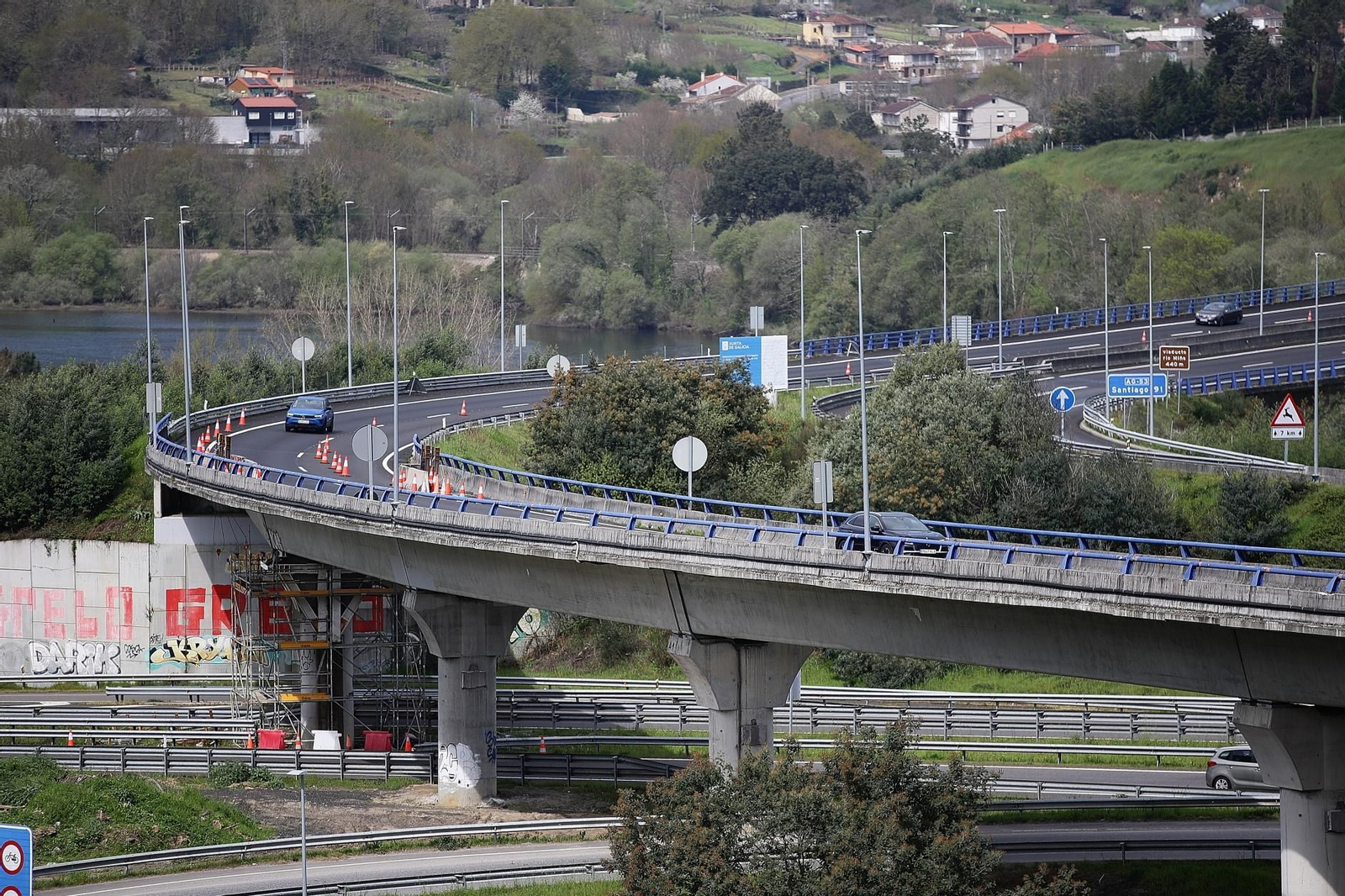 El viaducto de Dozón andamiado para la obra.