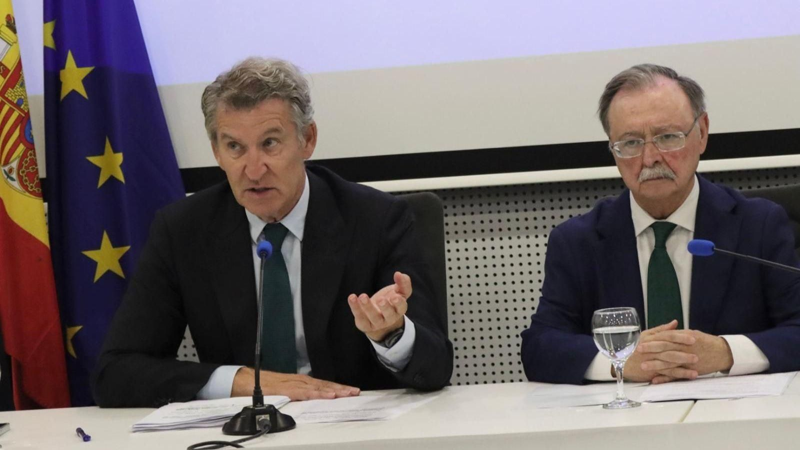 El presidente del Partido Popular, Alberto Núñez Feijóo (i), y el presidente de la ciudad autónoma de Ceuta, Juan Jesús Vivas (d), durante una rueda de prensa, en la Biblioteca pública Adolfo Suárez, a 21 de septiembre de 2026, en Ceuta