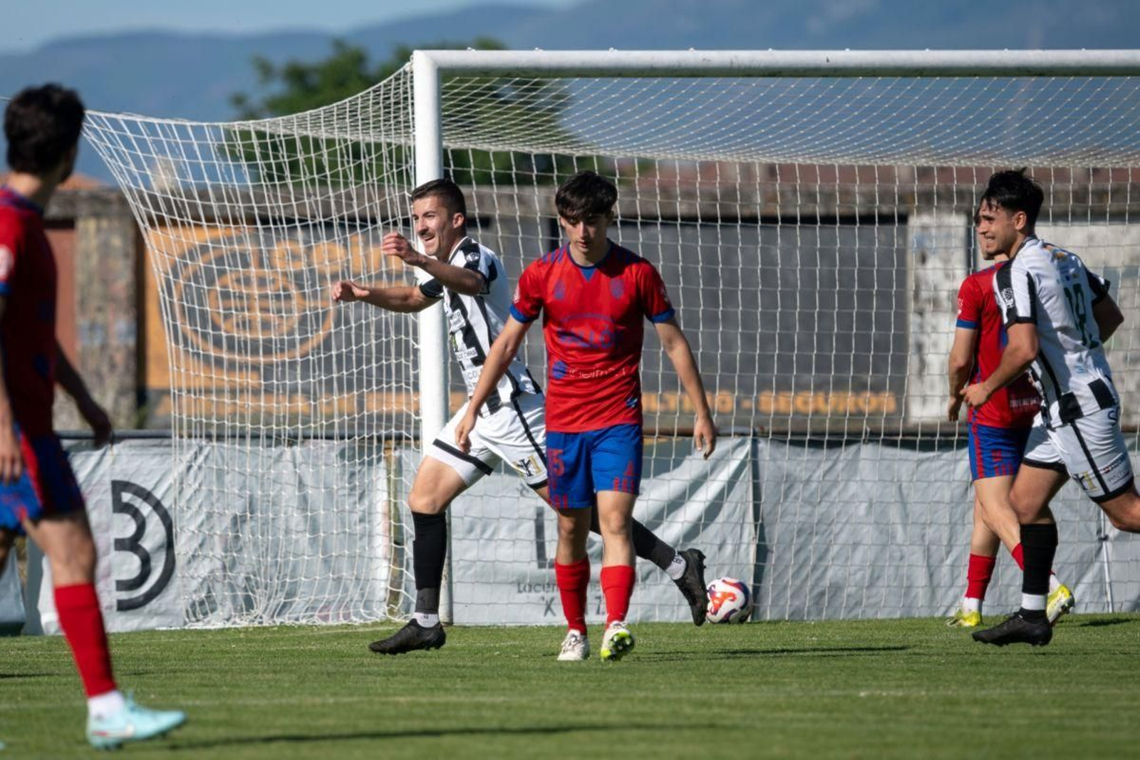 El albinegro Charly celebra el tanto anotado frente al Betanzos en A Moreira.
