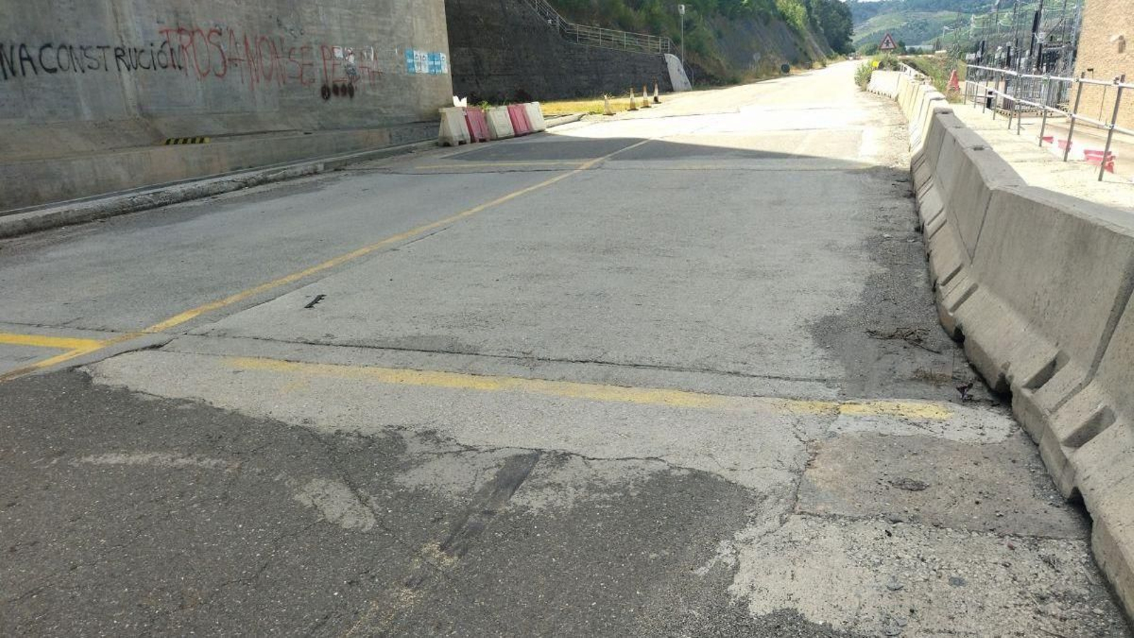 Los badenes y diferencias de nivel ocupan el ancho de la calzada.