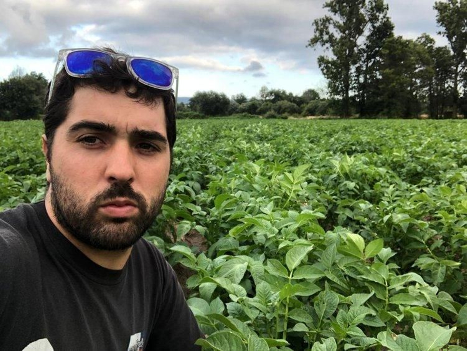 Rubén Rodríguez, ex alumno de Ingeniería Agraria, frente a su explotación hortícola.