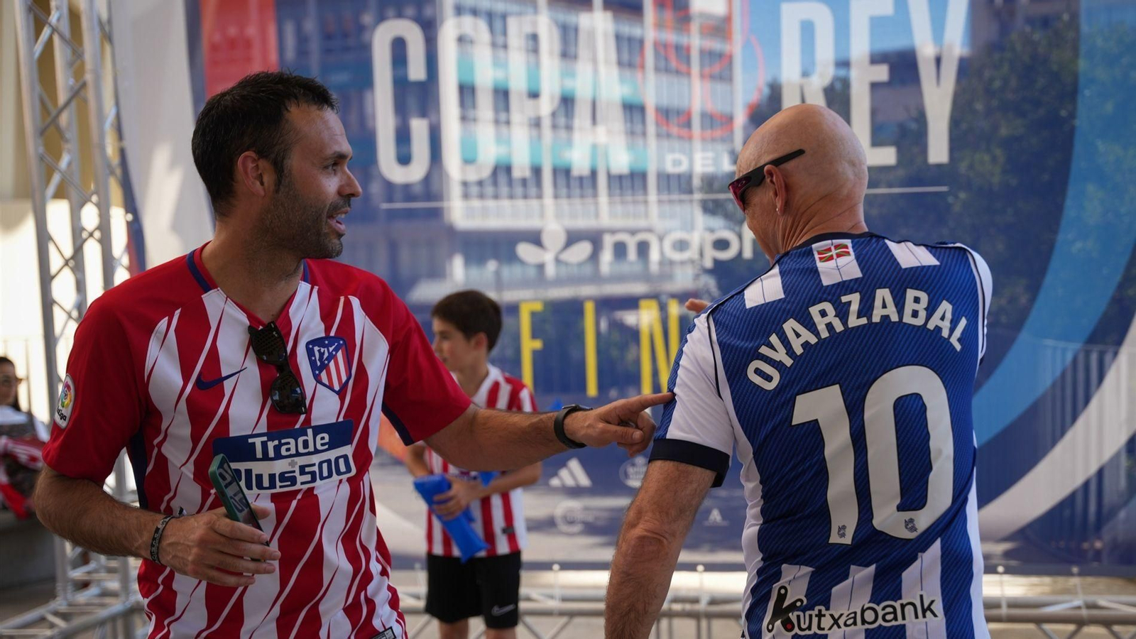 Aficionados del Atlético y la Real animaron ayer las calles de Sevilla.