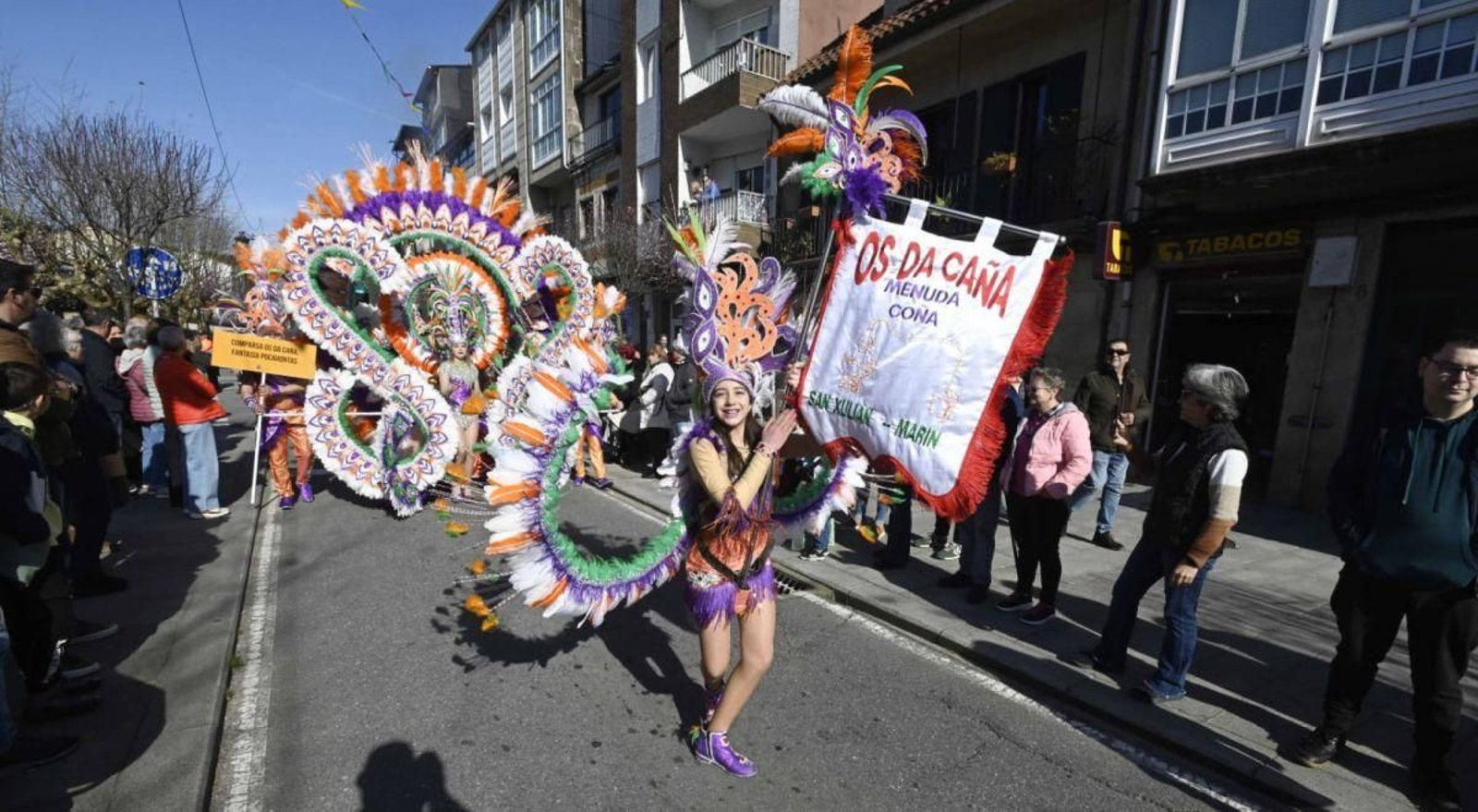 Redondela vivió ayer su desfile de Carnaval por la mañana después de haber sido cancelado la semana pasada por mal tiempo.
