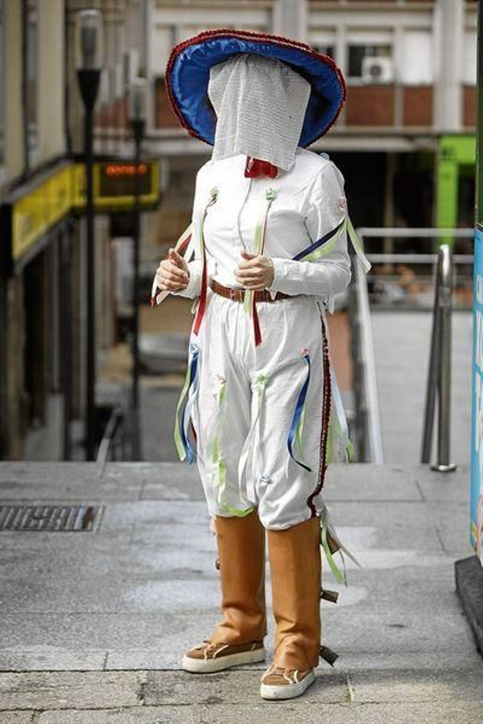 Un troteiro de Bande por la ciudad, atrapado por las restricciones de movilidad.