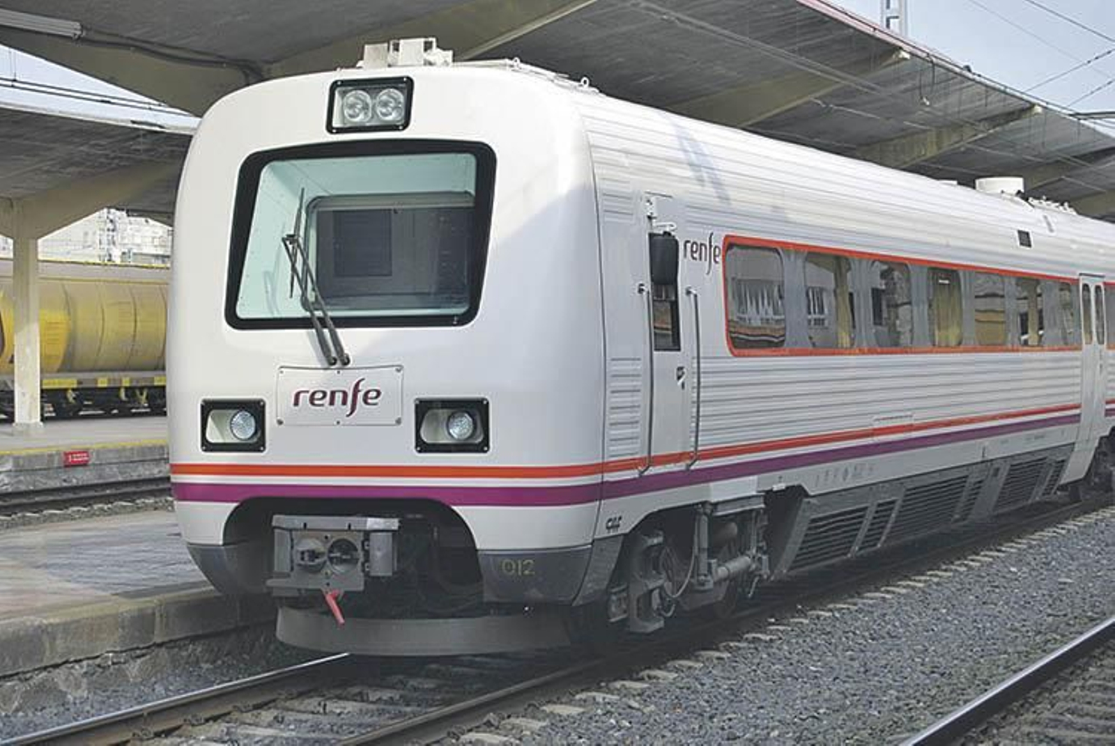 El horario de las seis frecuencias permite a Renfe realizarlas con un único automotor. F.J. GIL