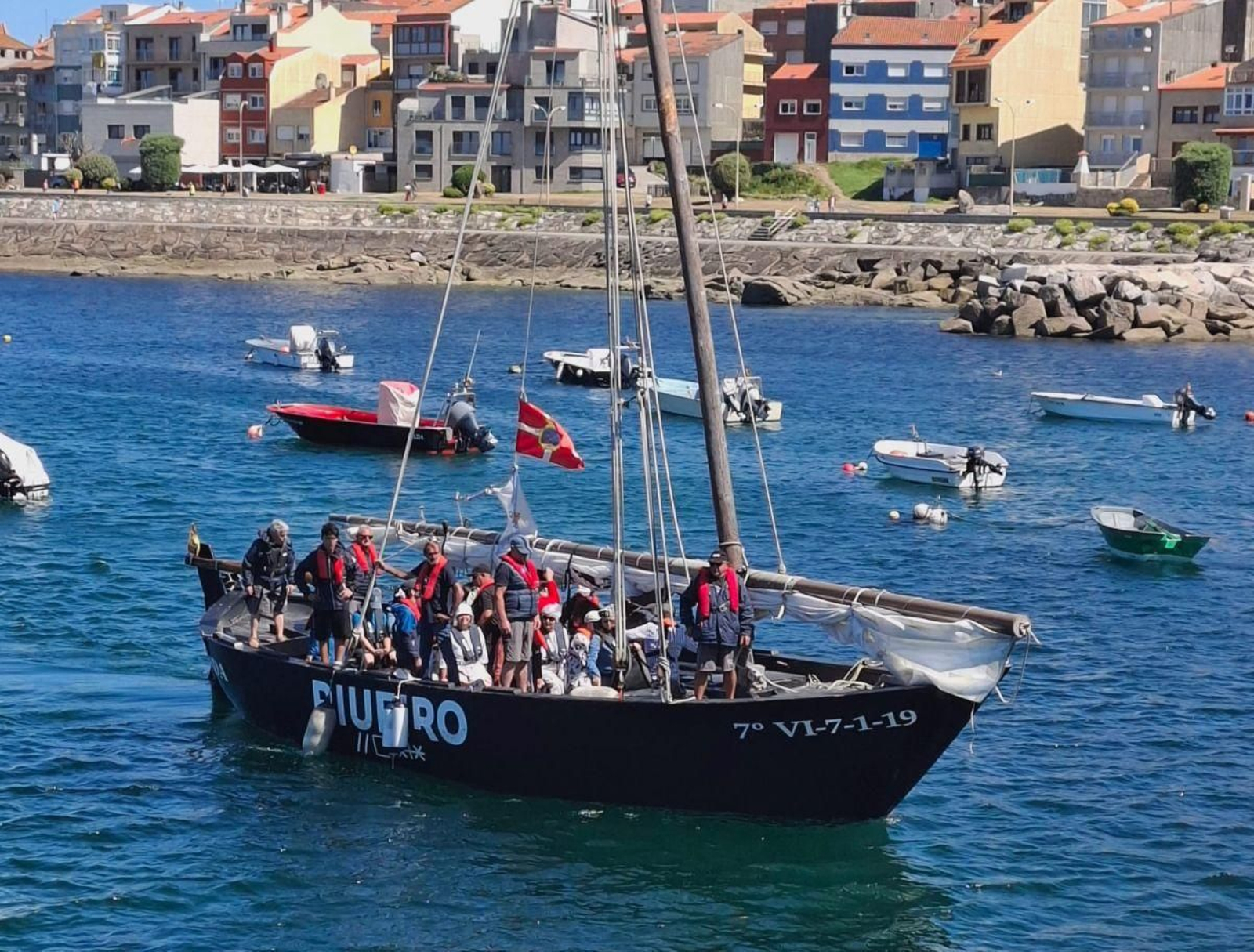 El volanteiro “Piueiro” salió a navegar ayer domingo después de un sábado con fuertes vientos.