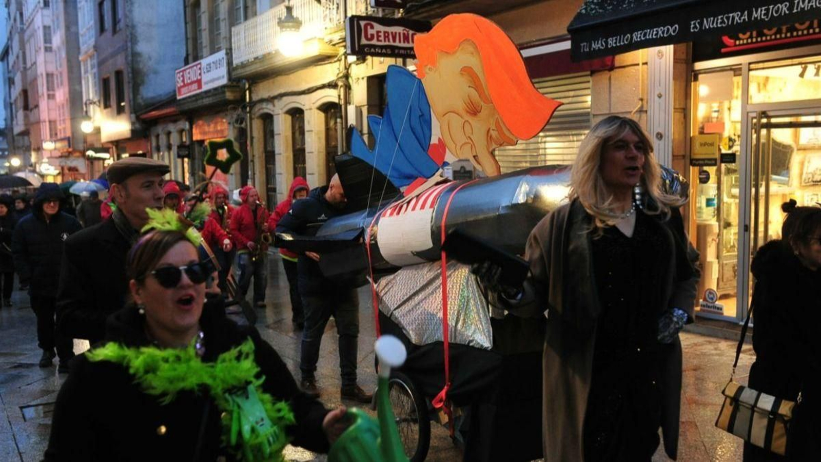 El meco con la figura de Trump, camino de la hoguera, en Carballiño.