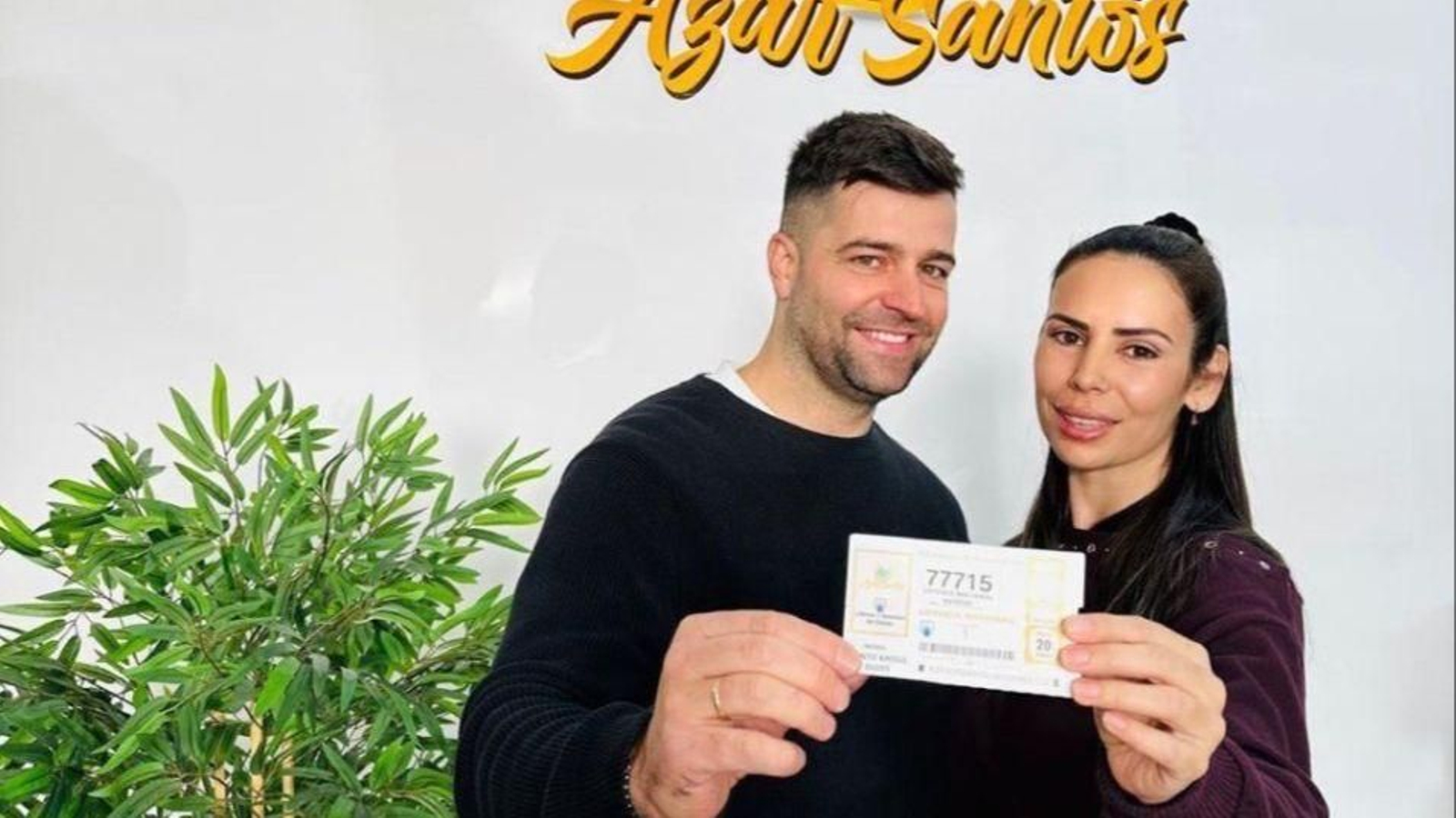 Rubén y Yeimi, dueños del establecimiento, con el décimo premiado.