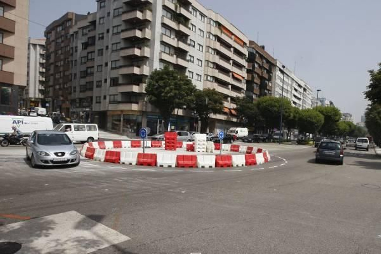 La rotonda que se instaló en agosto en el cruce de Gran Vía y Tarragona resultó ser ineficaz. J.V. LANDÍN