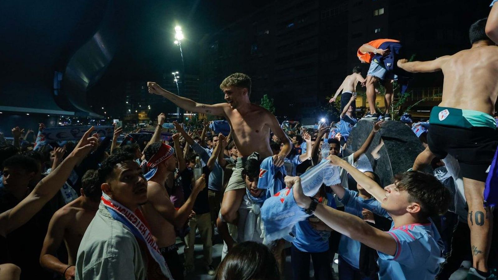 Galería | La afición celeste celebra el billete a Europa del Celta