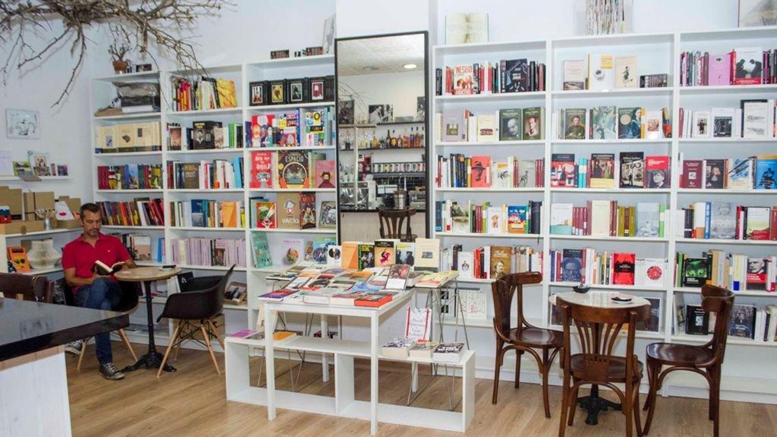 Gonzalo Allegue en su negocio, Mishima Café do Libro.