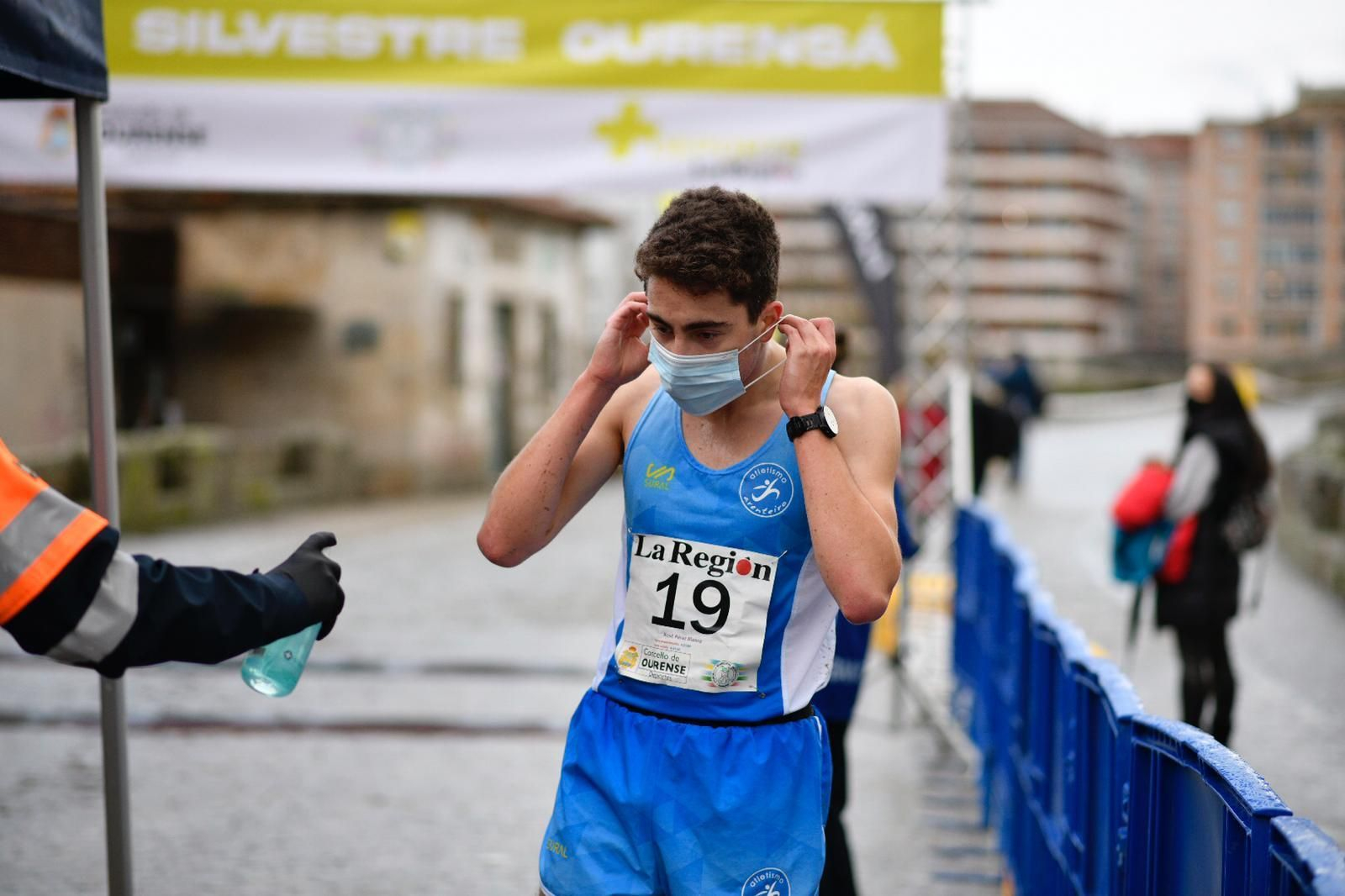 Los ourensanos despidieron el año corriendo (XESÚS FARIÑAS)