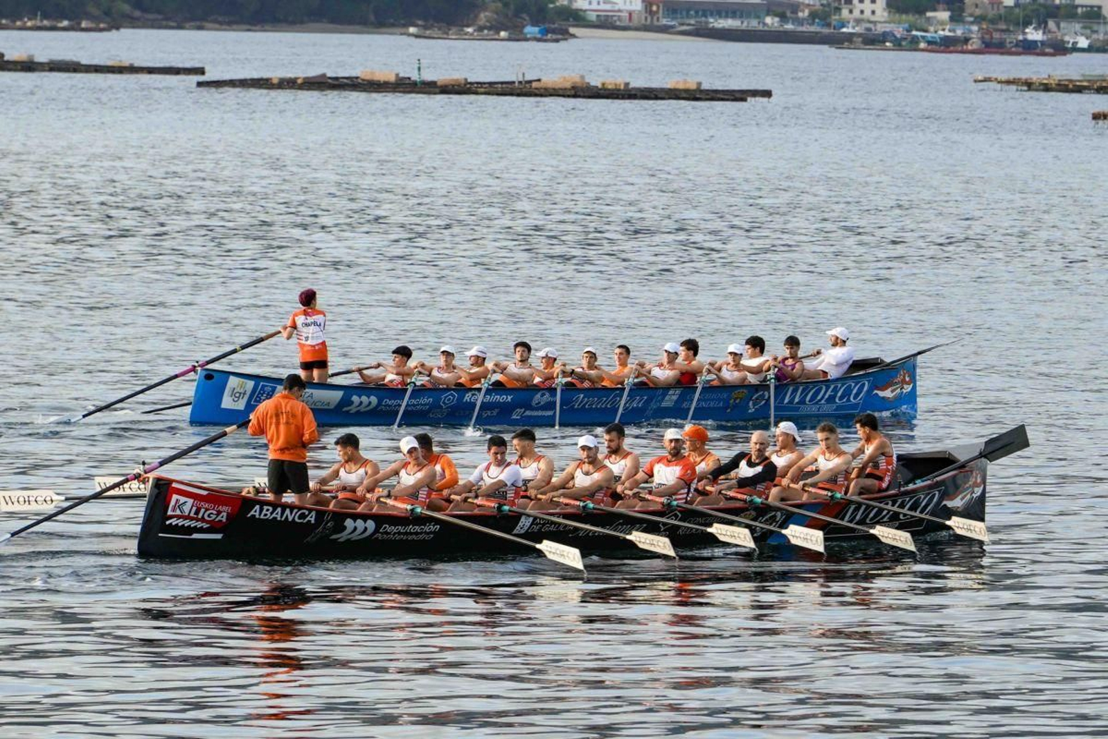 El equipo Club de Remo Chapela - Wofco entrena en la Ría de Vigo previo a la segunda jornada de la Eusko Label Liga.