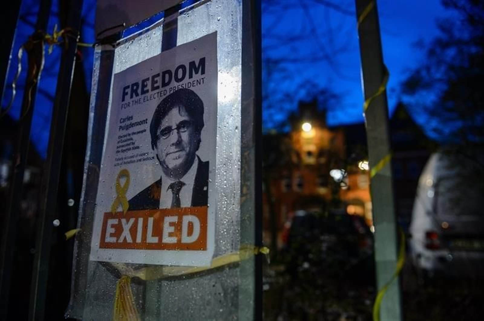 Un cartel pide la libertad de Puigdemont.
