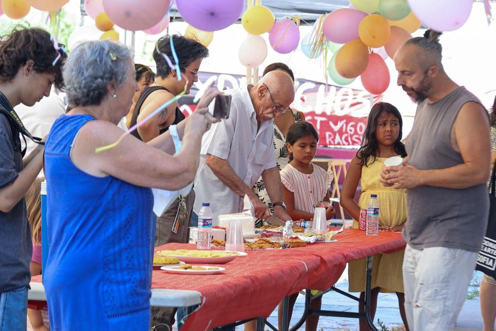 Momento festivo y gastronómico ayer en la sede de CGT con productos latinos