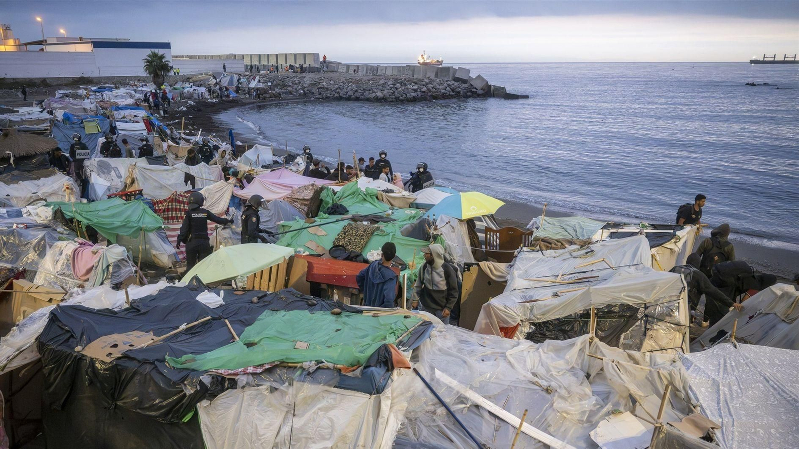 Decenas de migrantes de playa Benítez en Ceuta.