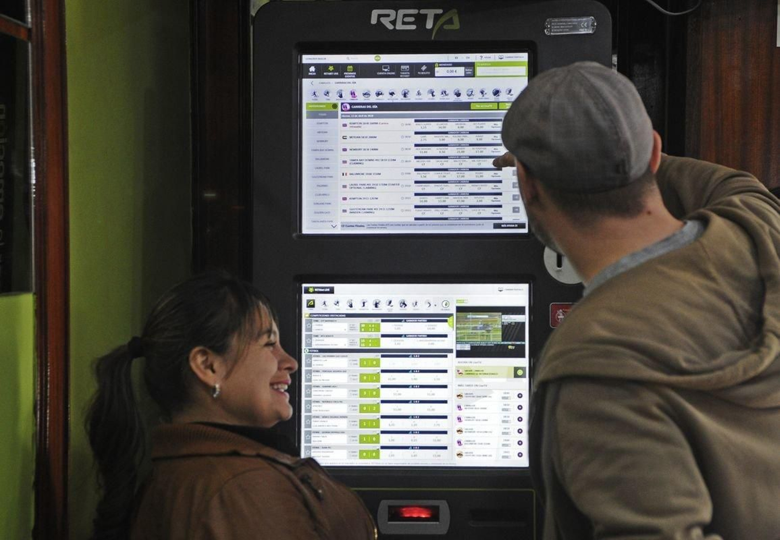 Dos ourensanos juegan en una máquina de apuestas en un bar. (Fotos: Martiño Pinal)