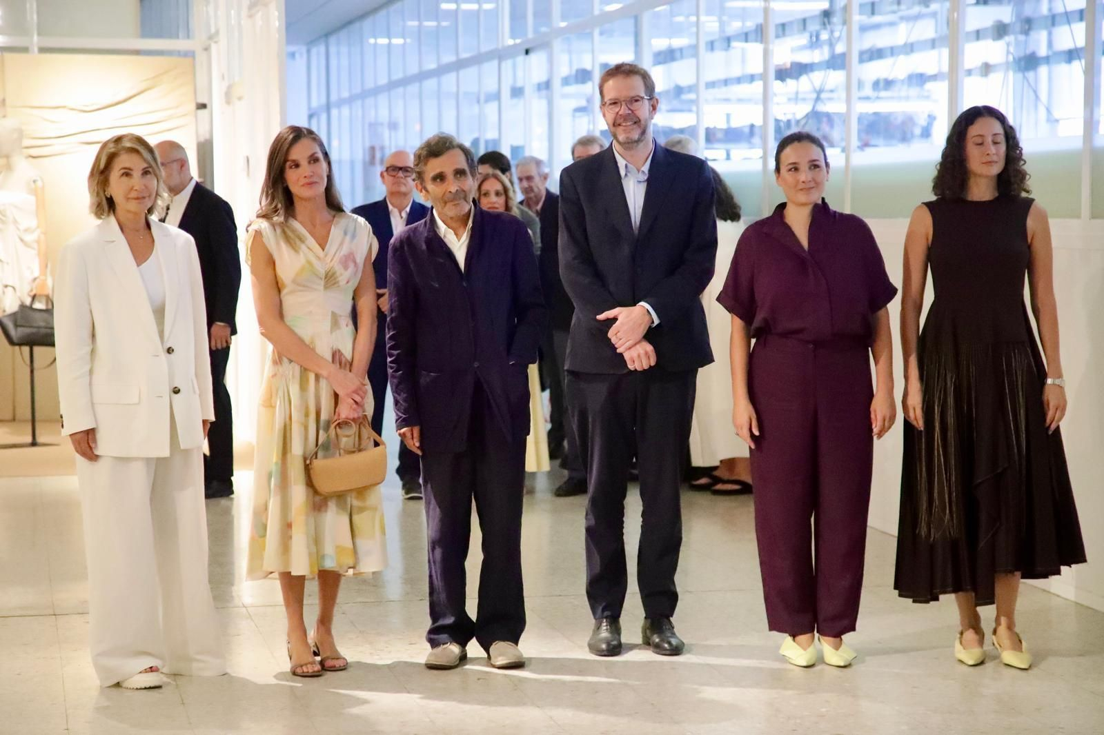 La reina Leticia visita Adolfo Domínguez en el 50 aniversario de la marca gallega