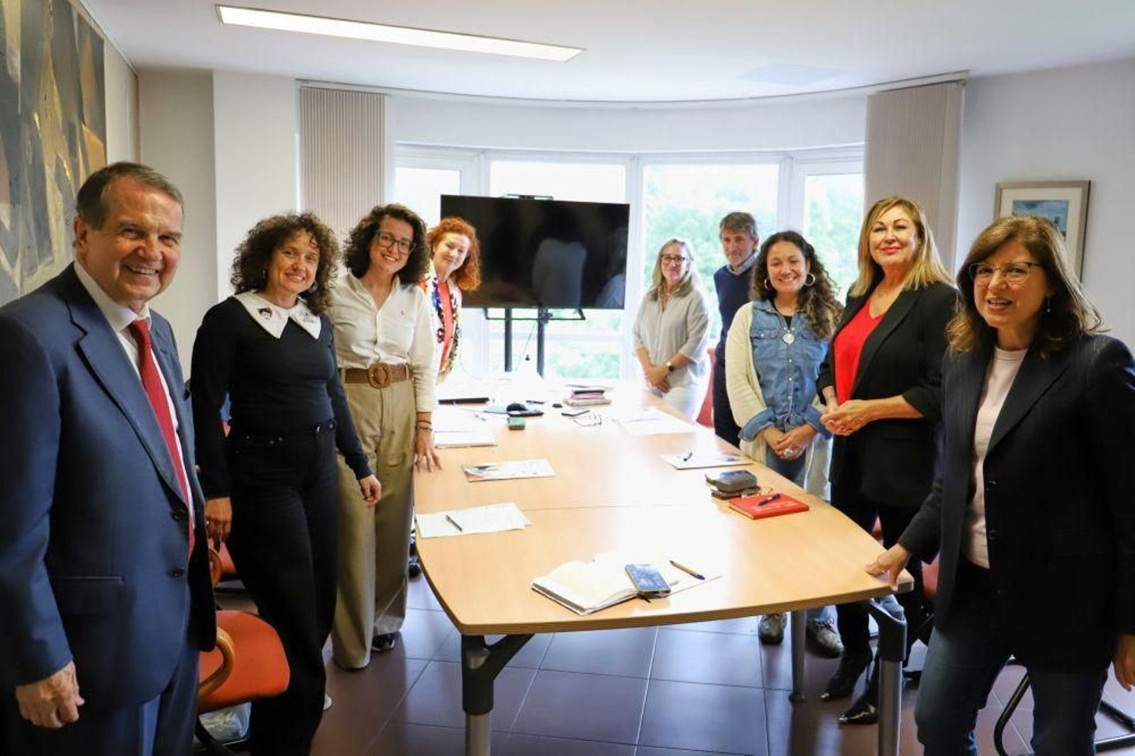 La reunión ayer con Abel Caballero, María José Caride, Yolanda Aguiar y Provivienda.