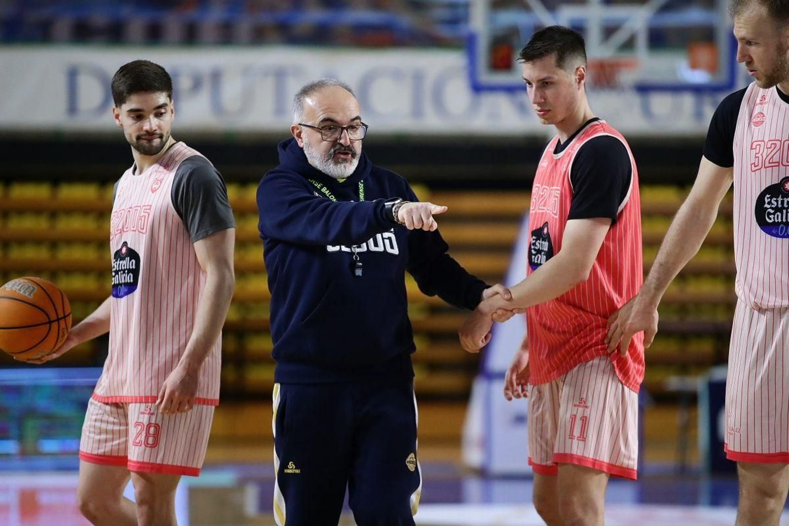 Moncho López dirige a sus jugadores durante una sesión de entrenamiento.