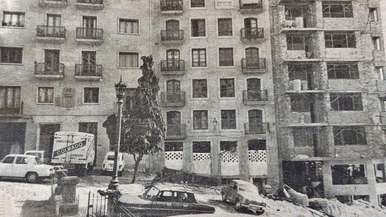 A la derecha de la imagen, el nuevo edificio “pegote” en la Plaza del Corregidor.