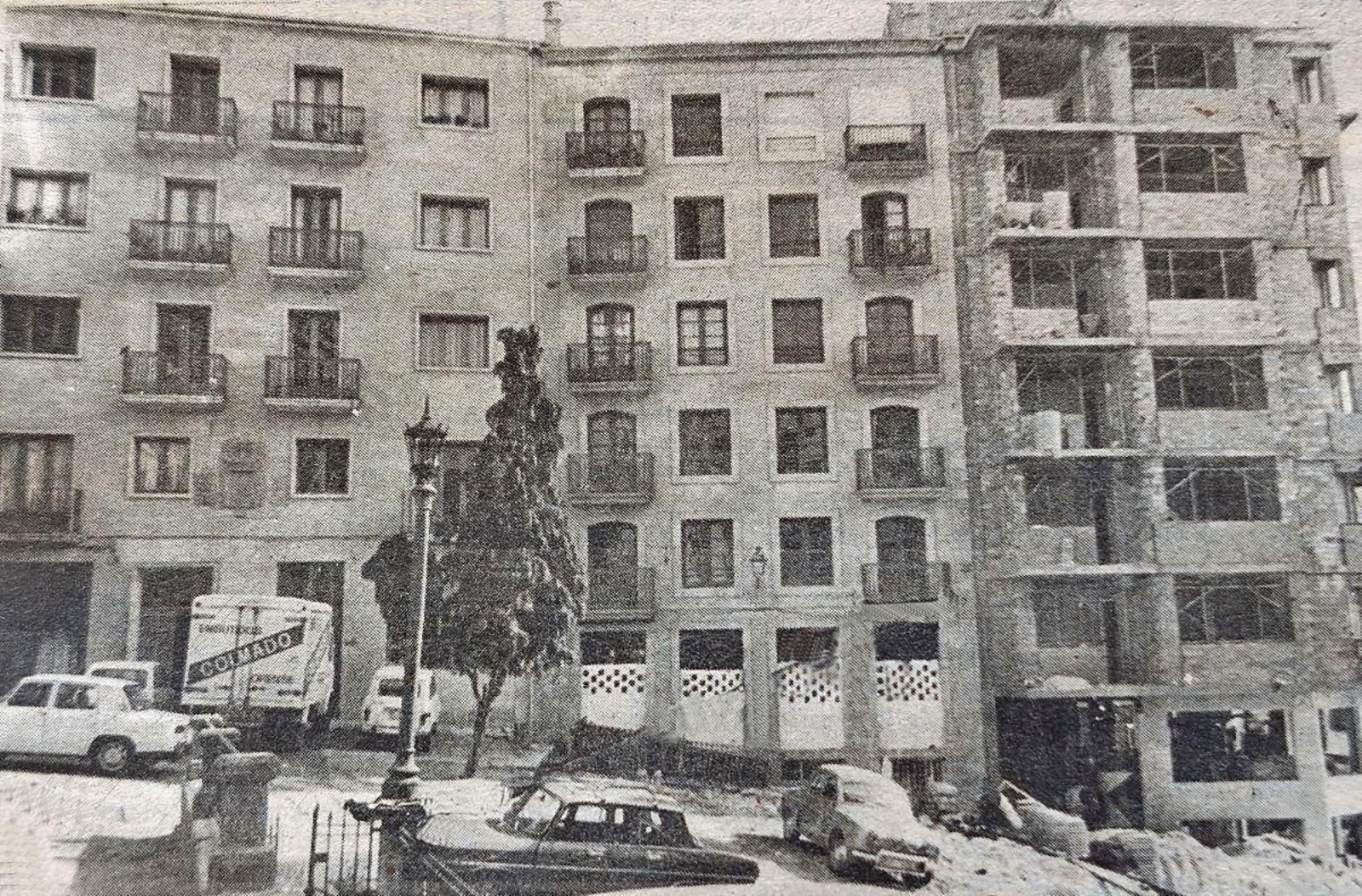 A la derecha de la imagen, el nuevo edificio “pegote” en la Plaza del Corregidor.
