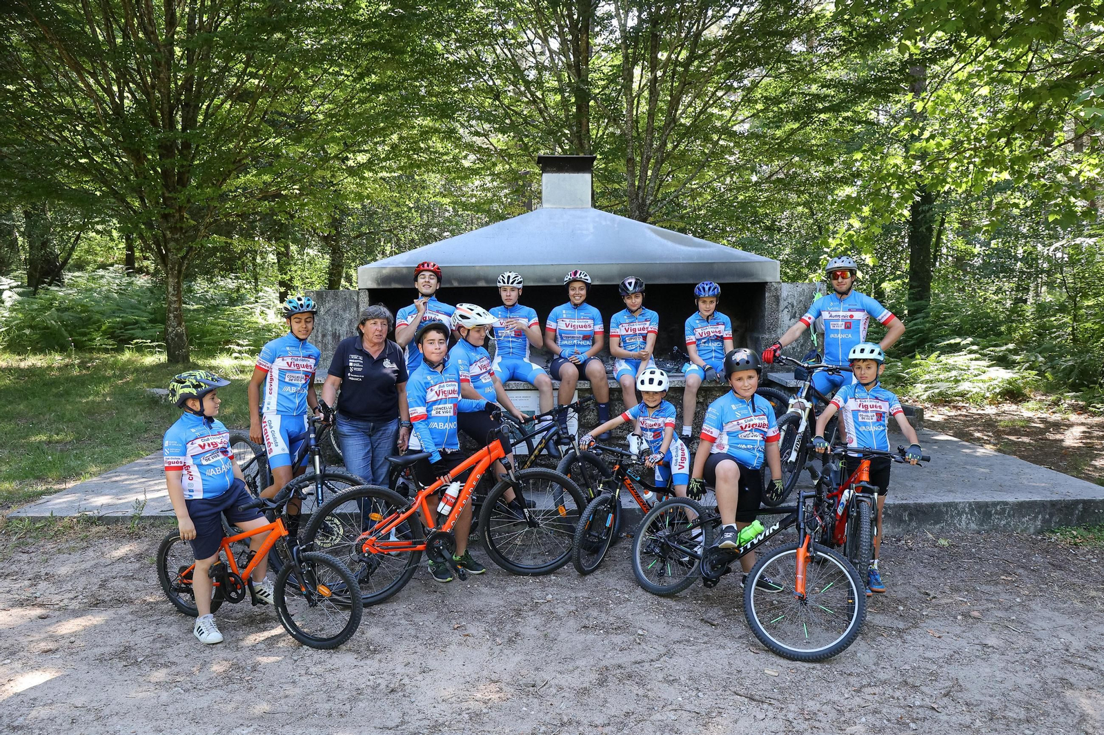 María Prado, con el grupo de la Escuela del Club Ciclista Vigués, en Bembrive, donde entrenan BTT.