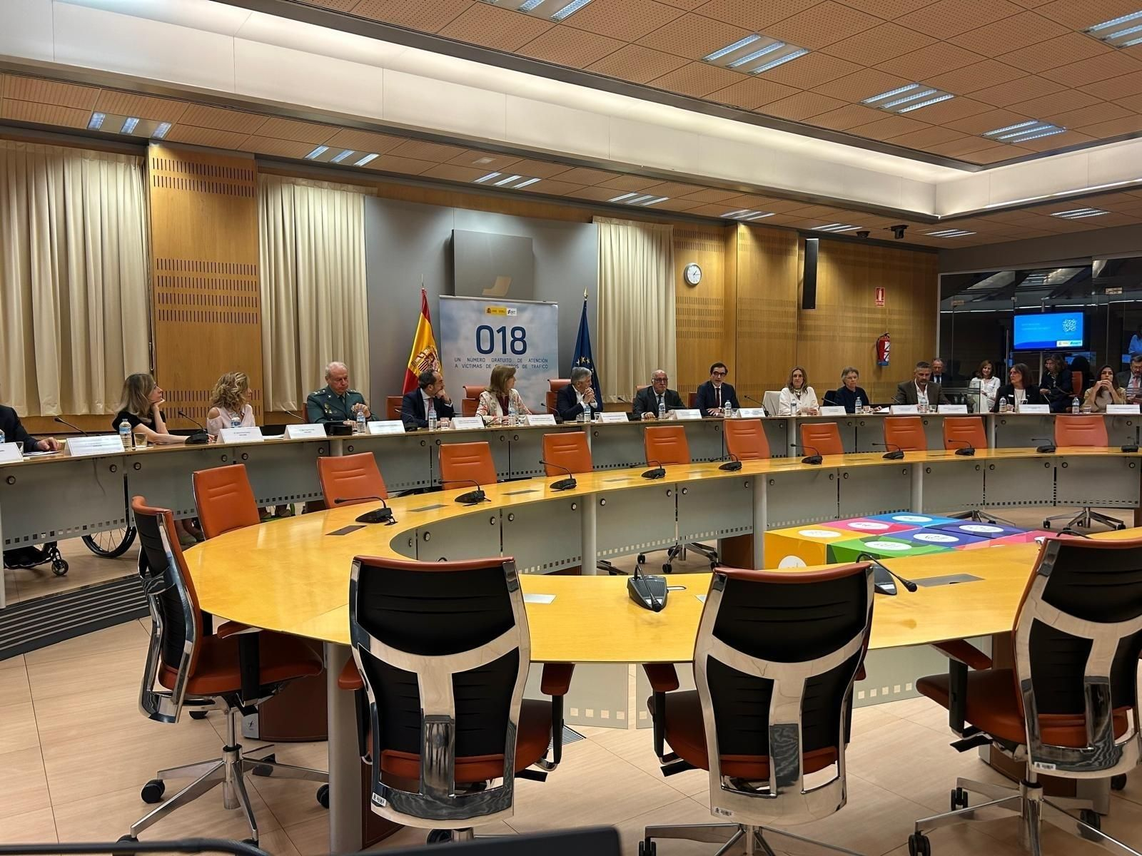 El ministro del Interior, Fernando Grande-Marlaska (c), presenta el teléfono 018 de atención a siniestros.