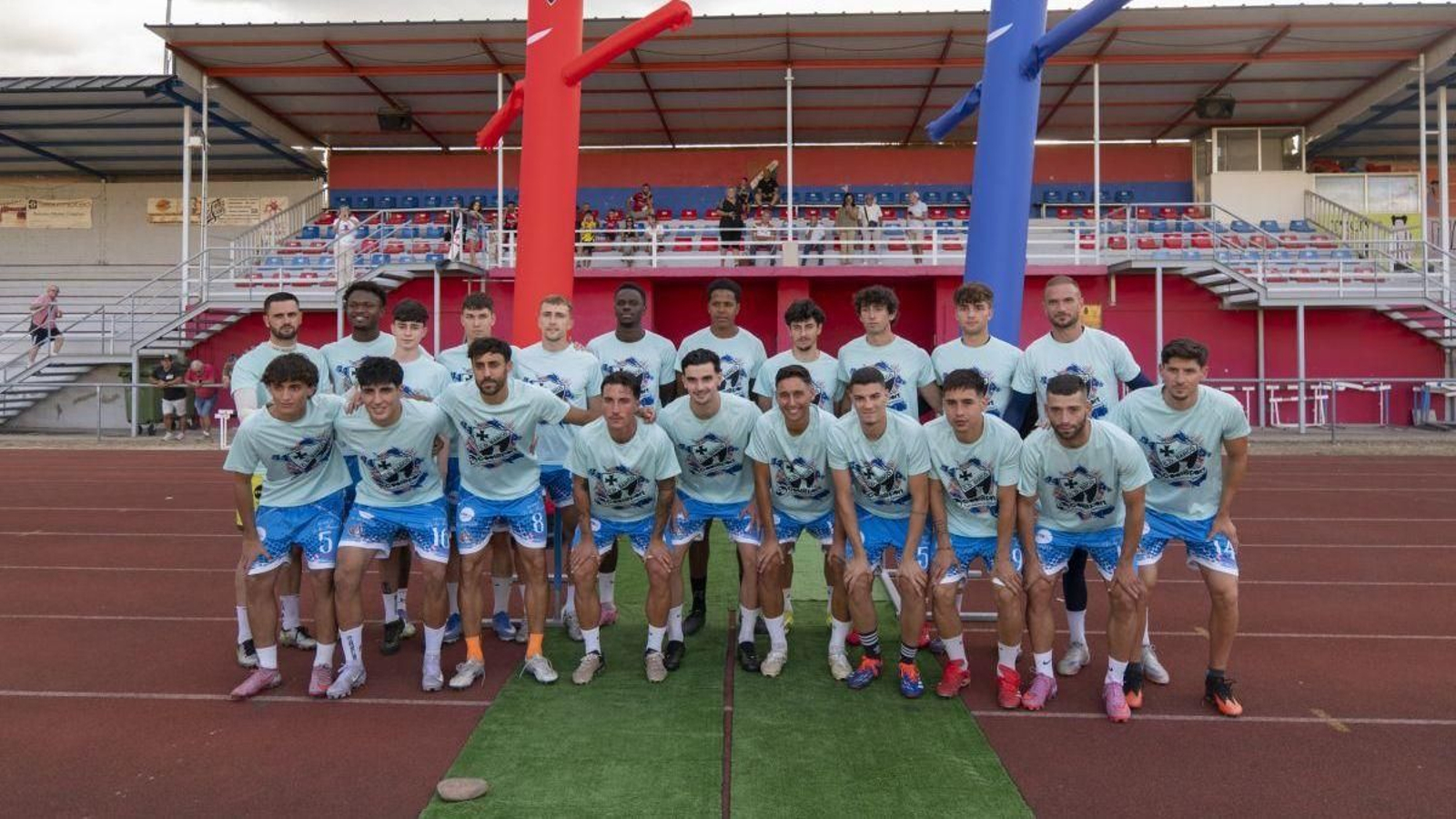 La plantilla del Centro de Deportes Barco, en el campo de Calabagueiros.