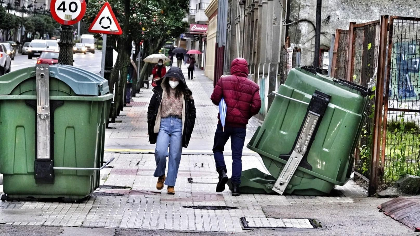 El fuerte viento se dejó sentir en el mobiliario urbano // Vicente