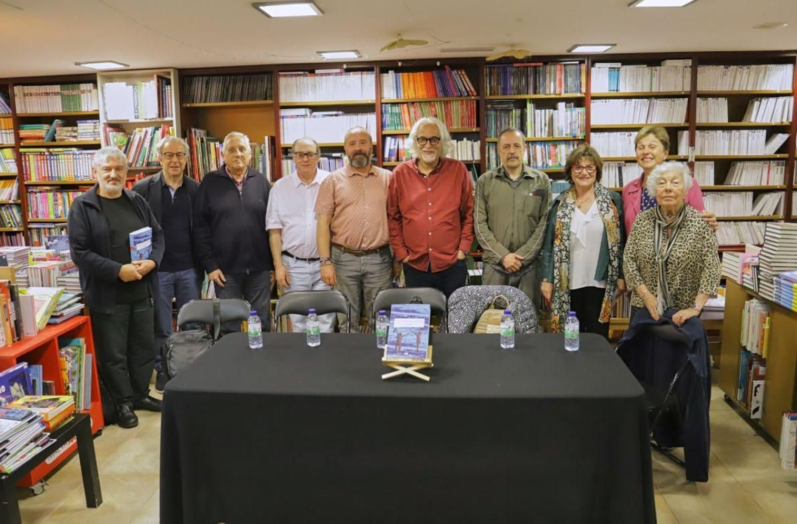 Librouro acolleu a primeira foto de familia de algúns dos participantes na obra “Miño”.