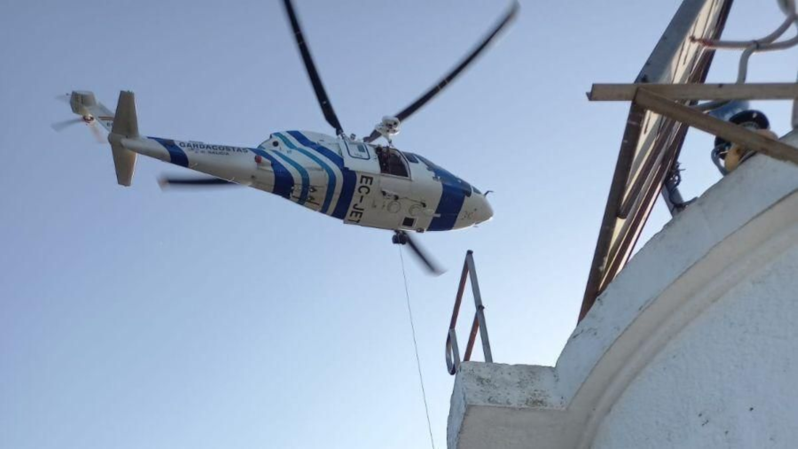 Imagen del momento en el que el herido el elevado en camilla.