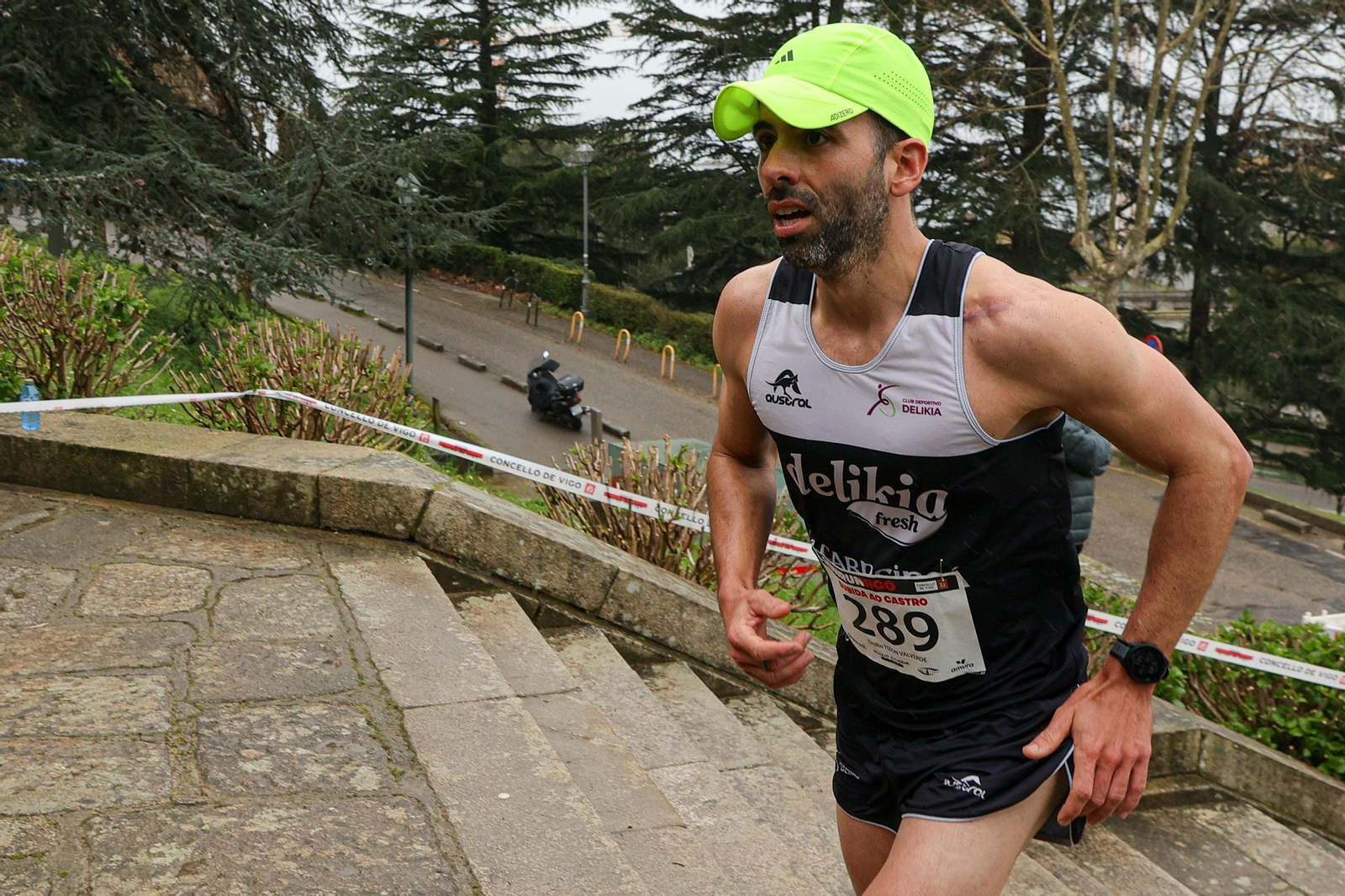 Galería | Cientos de atletas aguantan la lluvia en la Subida ao Castro