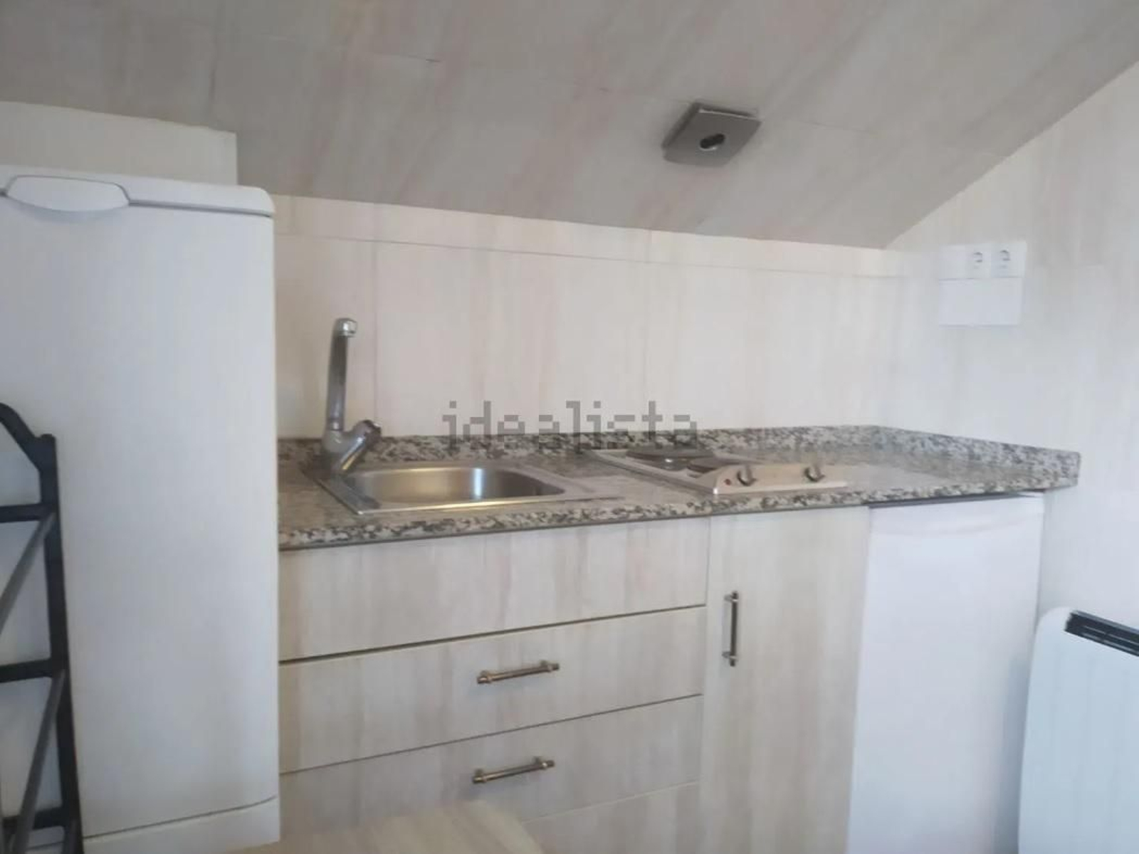 Galería | Así es el minipiso de 12 metros cuadrados que se alquila por 240 euros en Ourense, en fotos