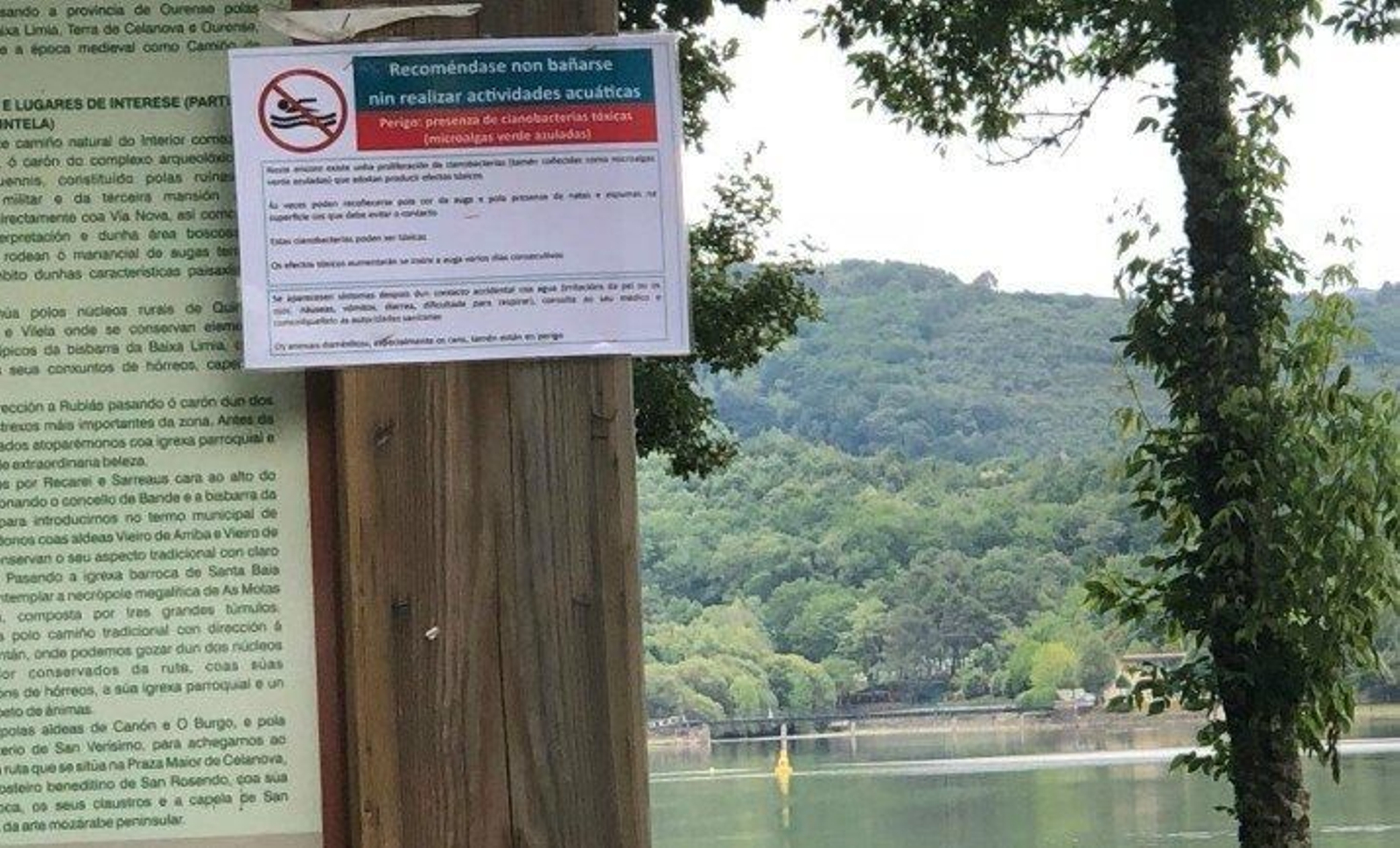 El cartel recomendando no bañarse en la playa fluvial de Bande.