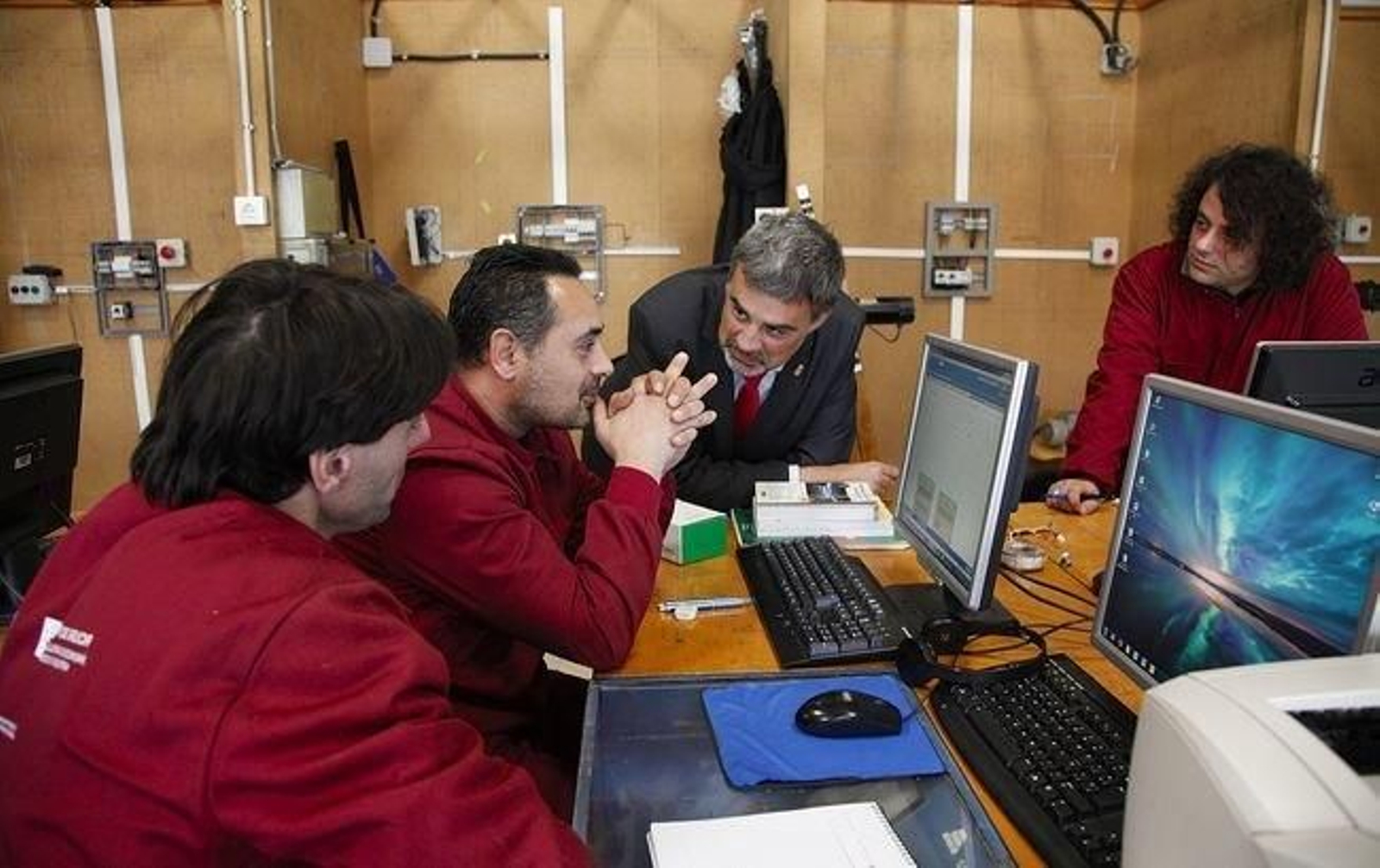 Alfonso Marnotes conversa con algunos de los alumnos del curso de electricidad.