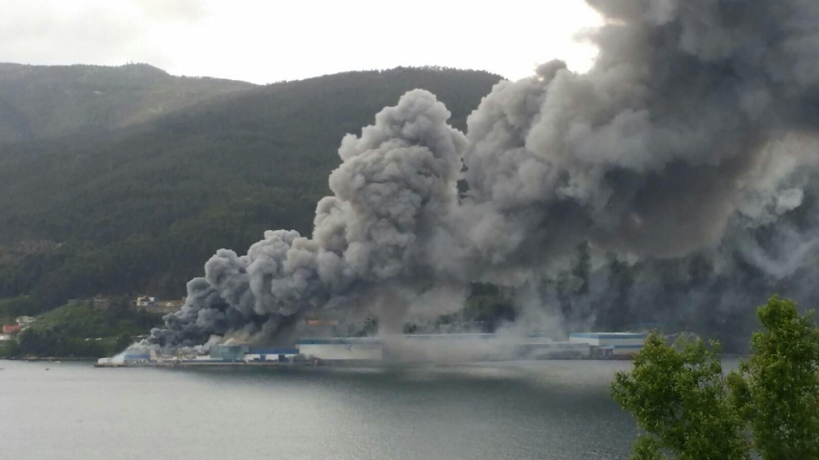 Gran incendio en la factoría Fandicosta de Domaio // Dpto. Fotografía Atlántico