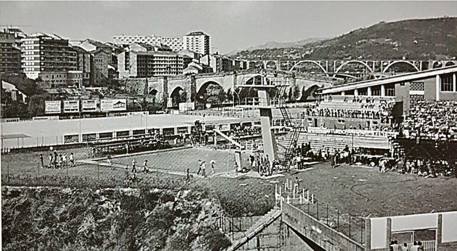 La piscina con el globo.
