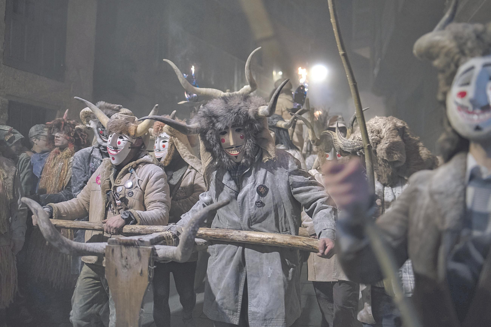 Fuego, máscaras, harina y tradición rural consagran la Baixada da Marela.