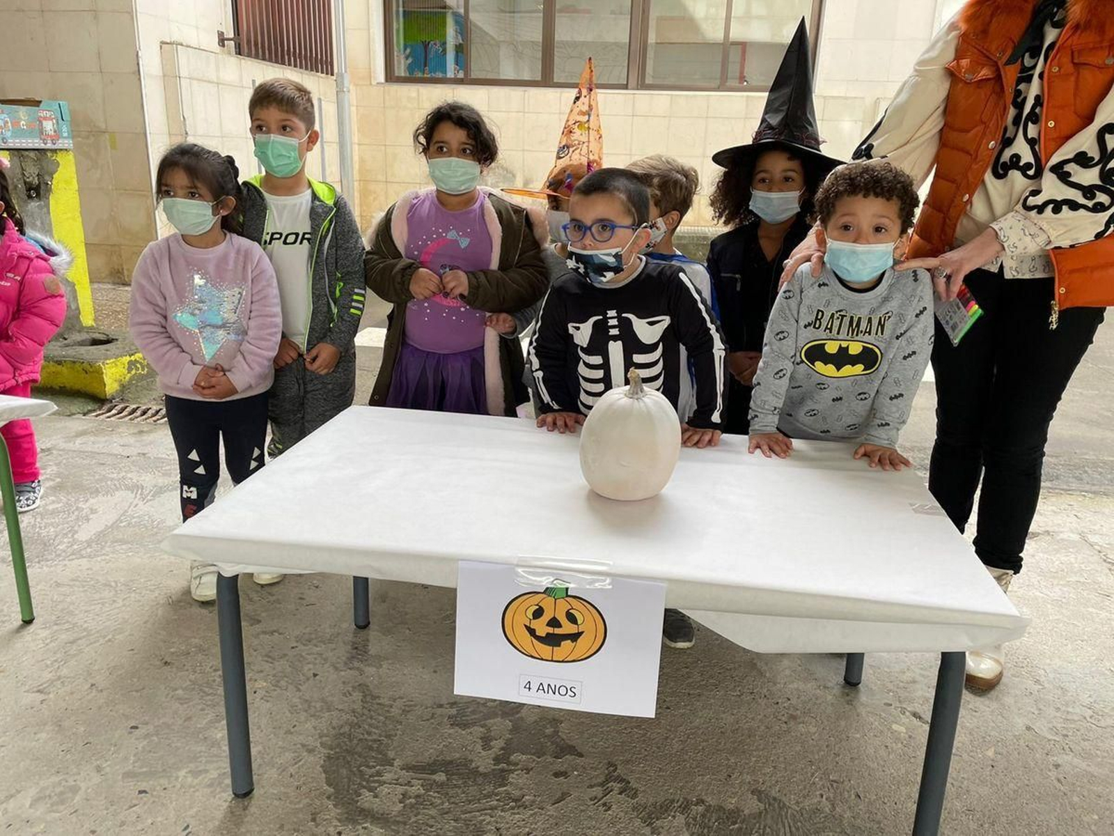 Mariñamansa. Os de Infantil, preparados para decorar a cabaza.