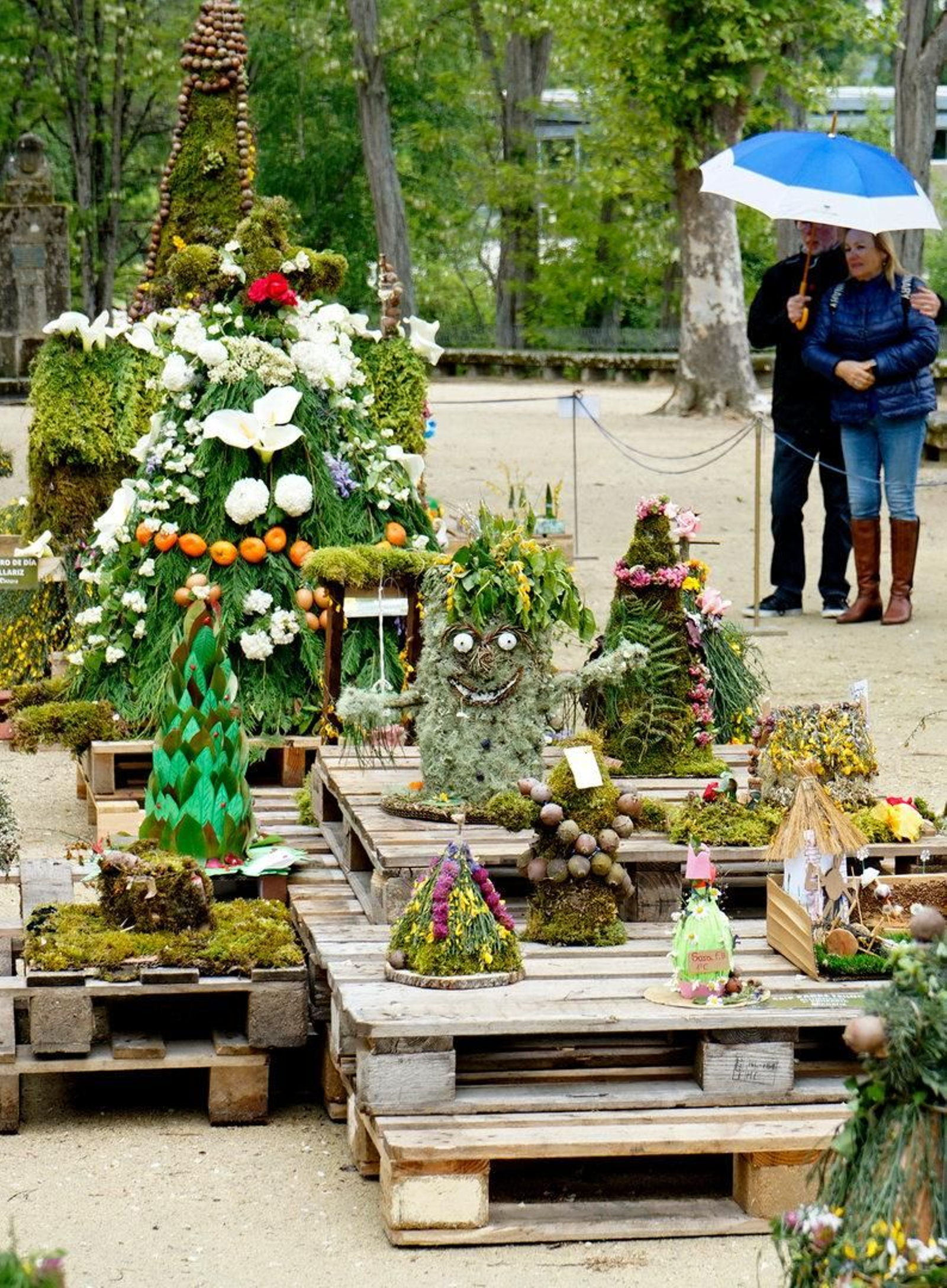 Una pareja viendo la exposición.