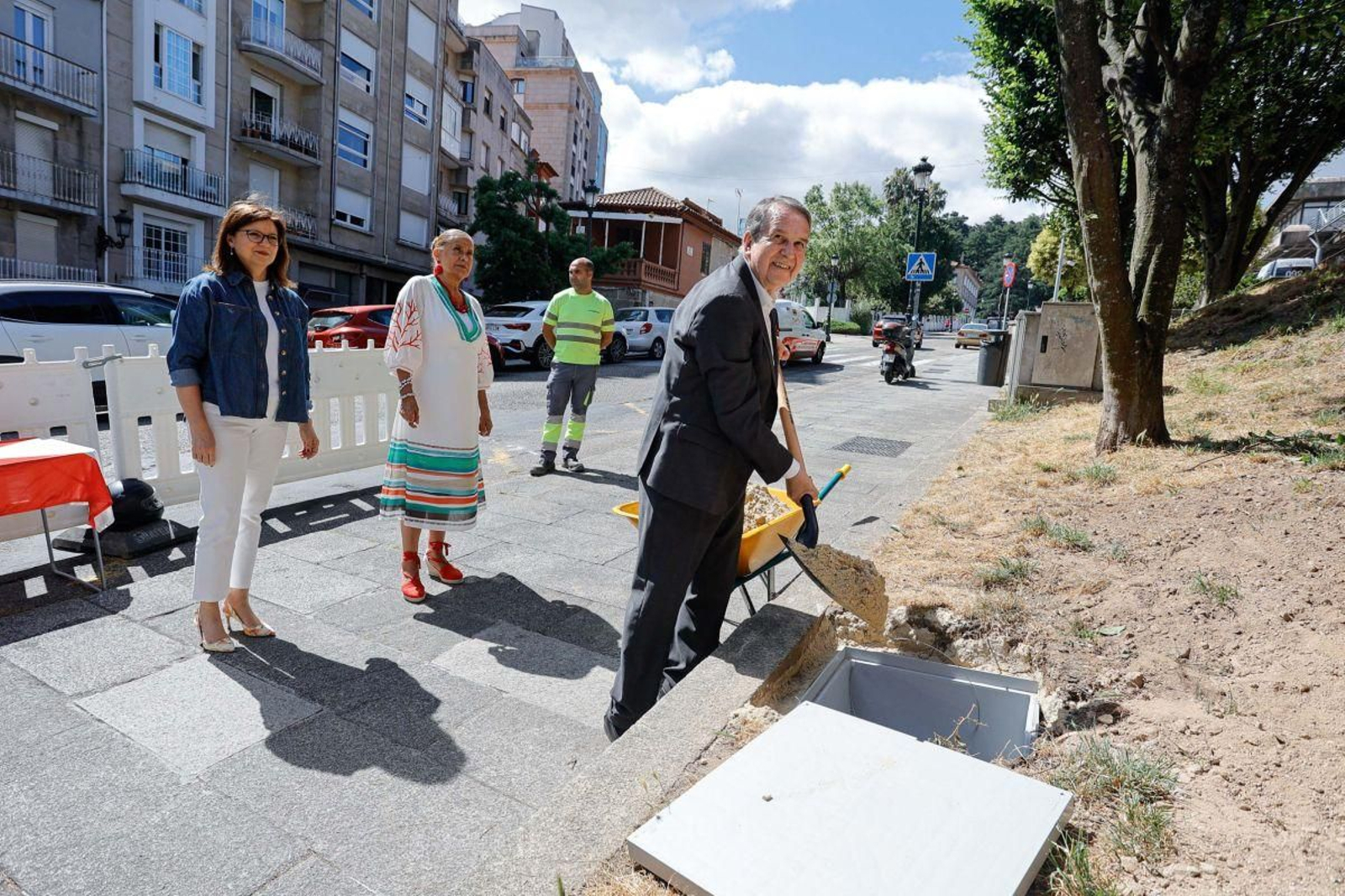 Abel Caballero puso ayer la primera piedra, junto a la concejala María José Caride y la teniente alcalde, Carmela Silva