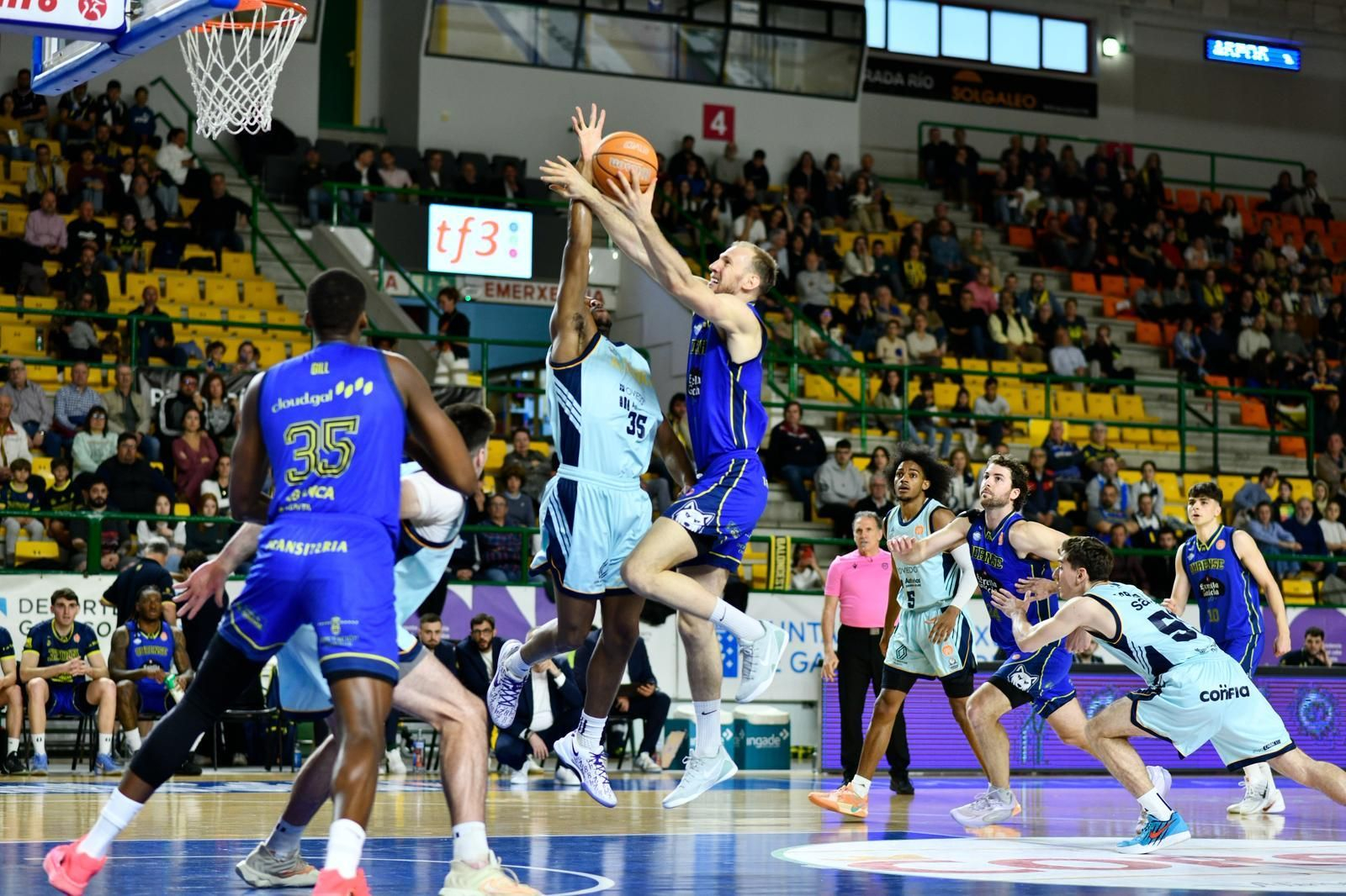 Vrabac entra a canasta.
